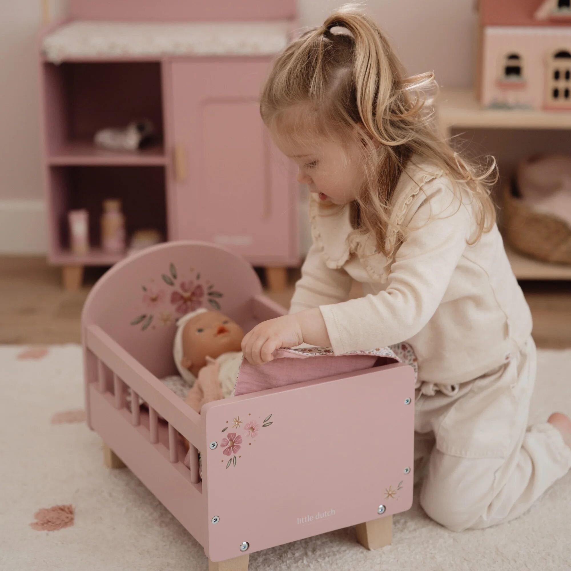 houten-poppenbedje-met-kussen-deken-en-hoeslaken