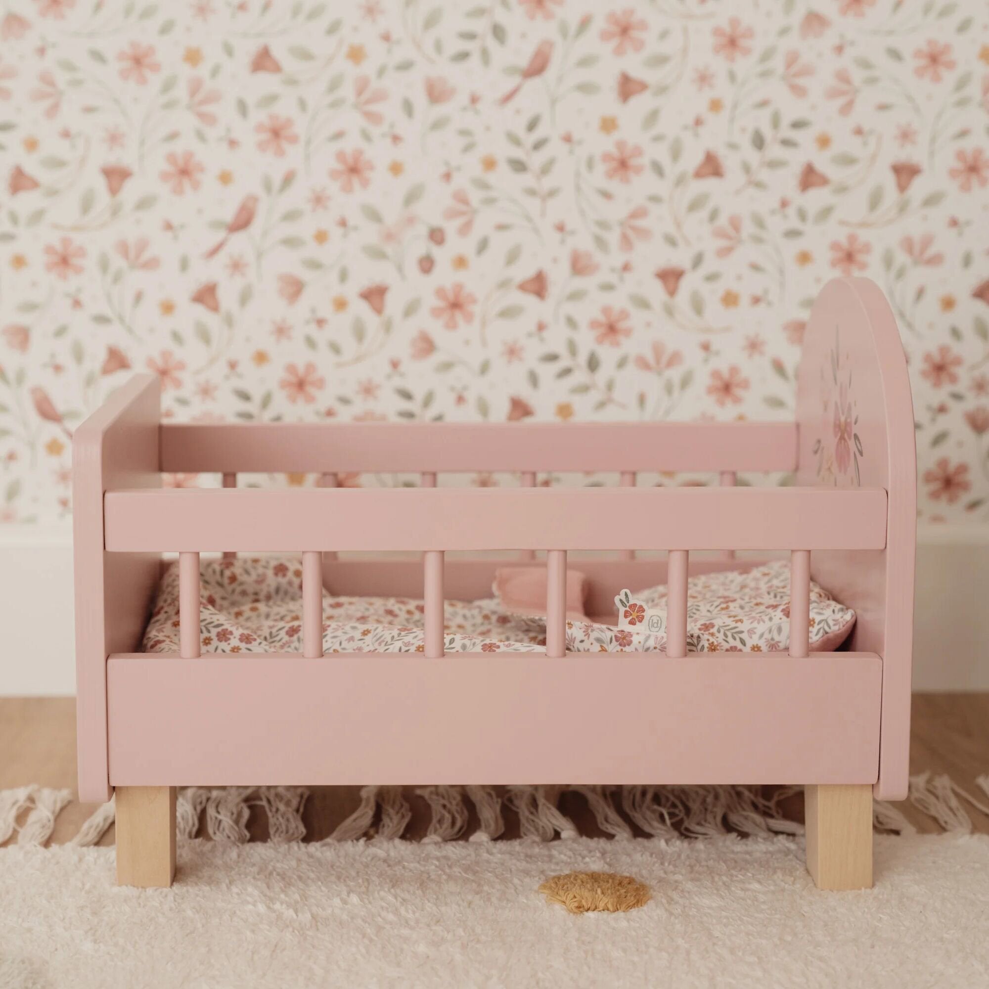 houten-poppenbedje-met-kussen-deken-en-hoeslaken