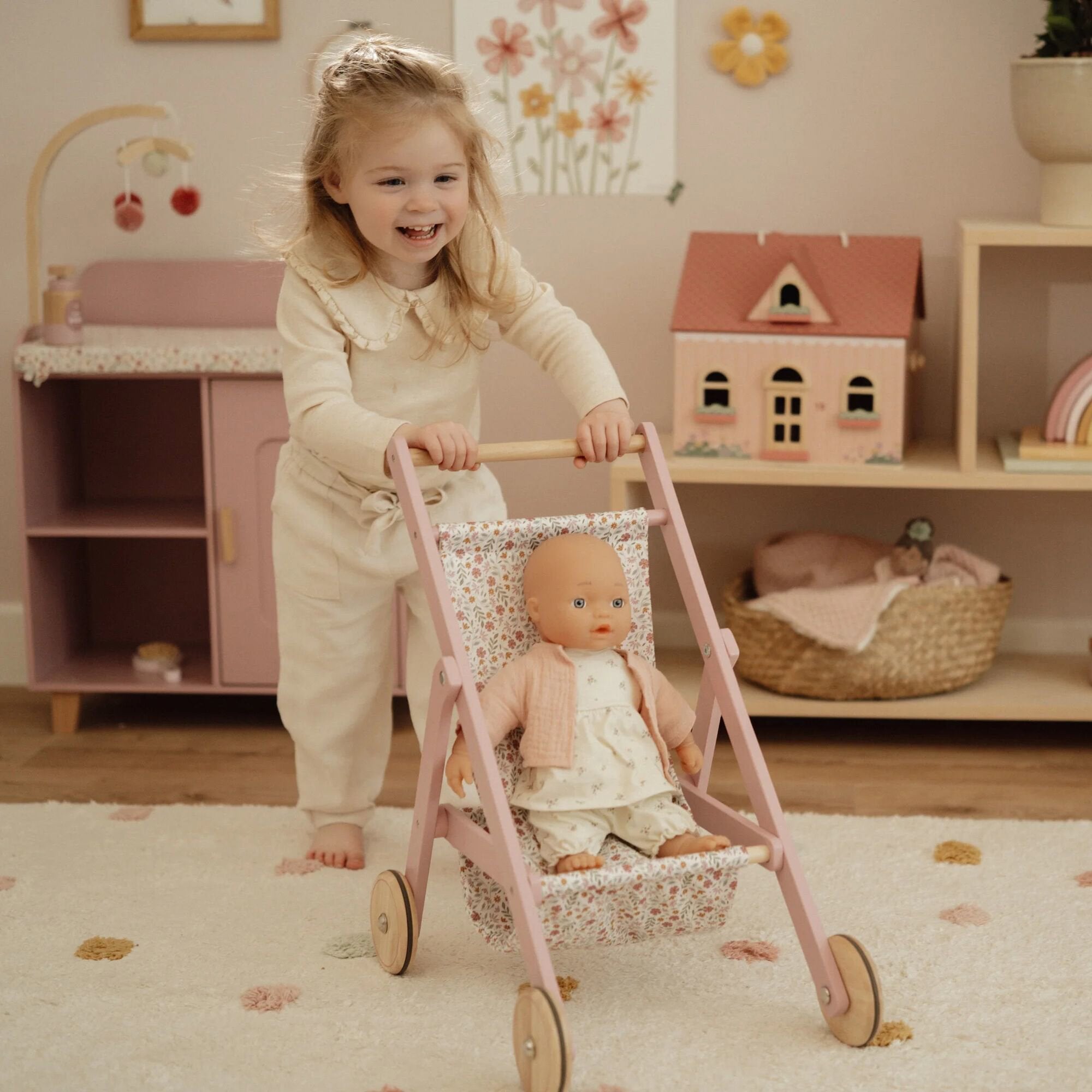 houten-poppenbuggy-met-rubberen-wielen