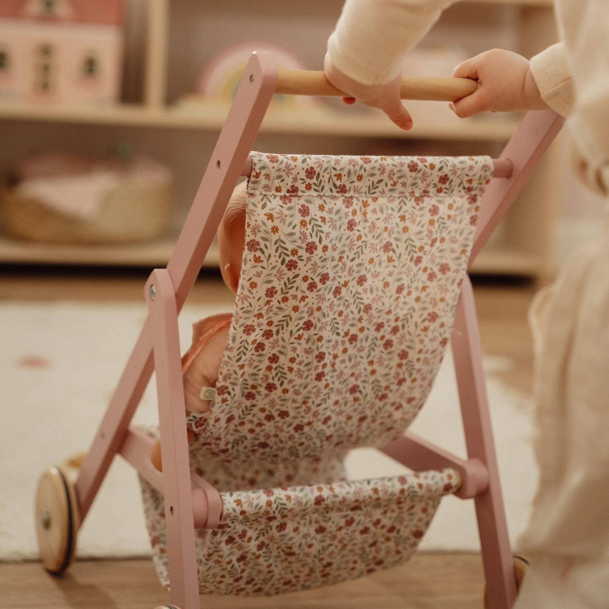 houten-poppenbuggy-met-rubberen-wielen