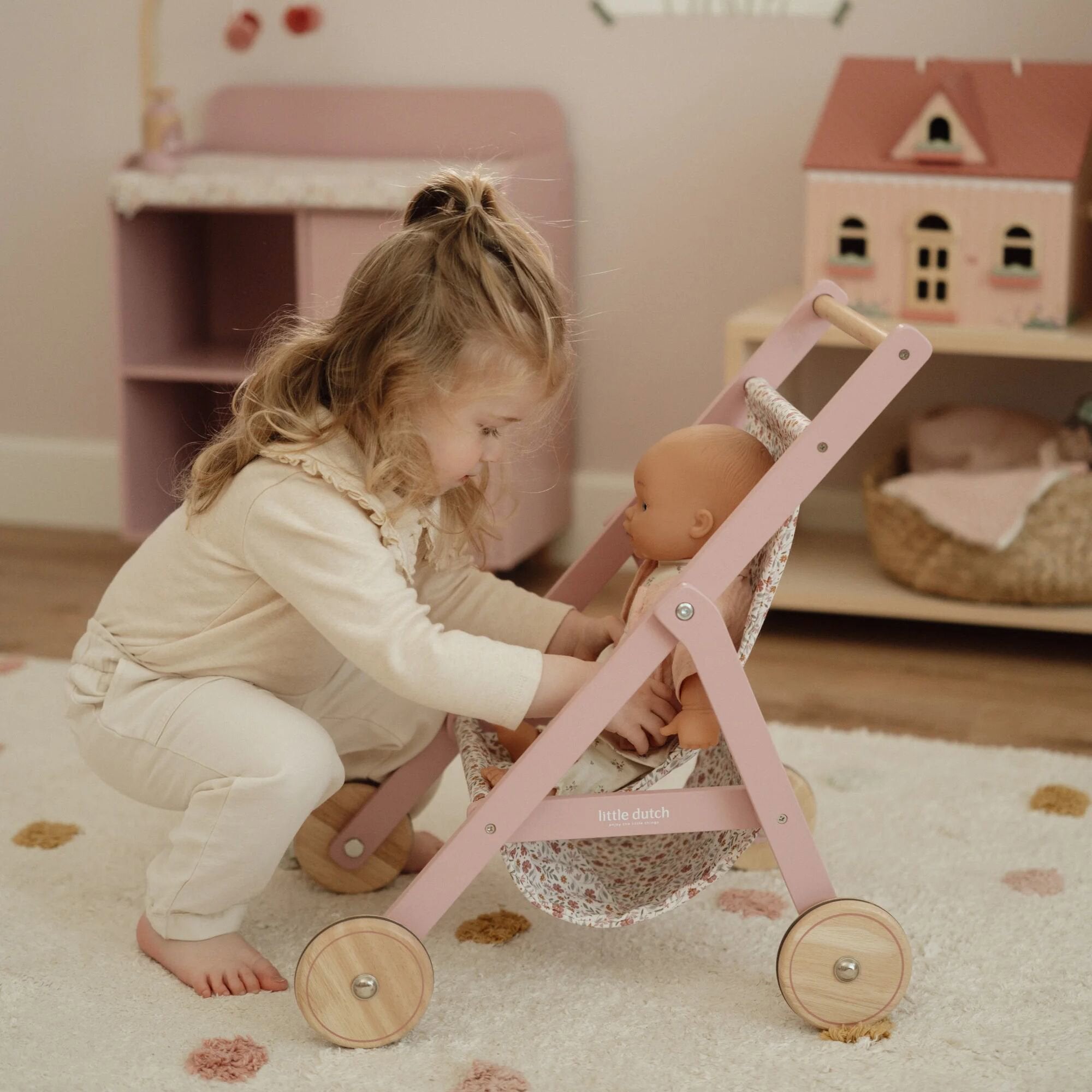 houten-poppenbuggy-met-rubberen-wielen