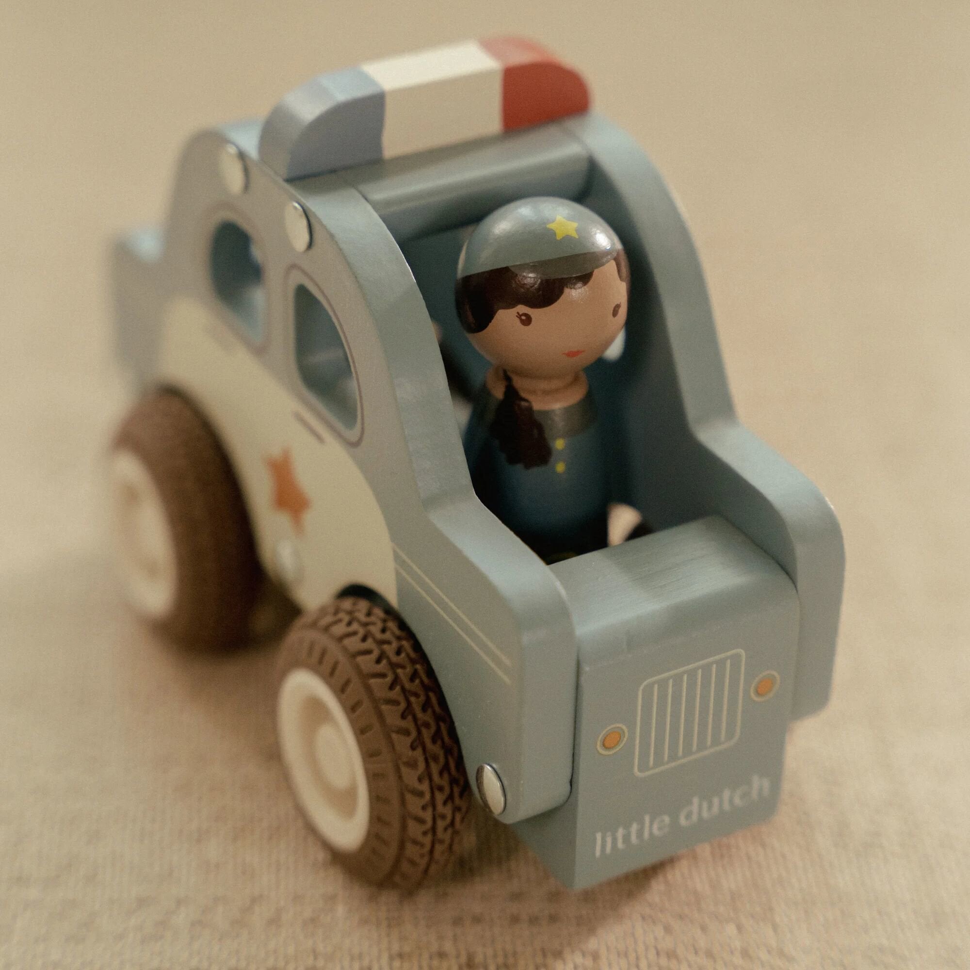 politiewagen-met-pegdoll-fsc