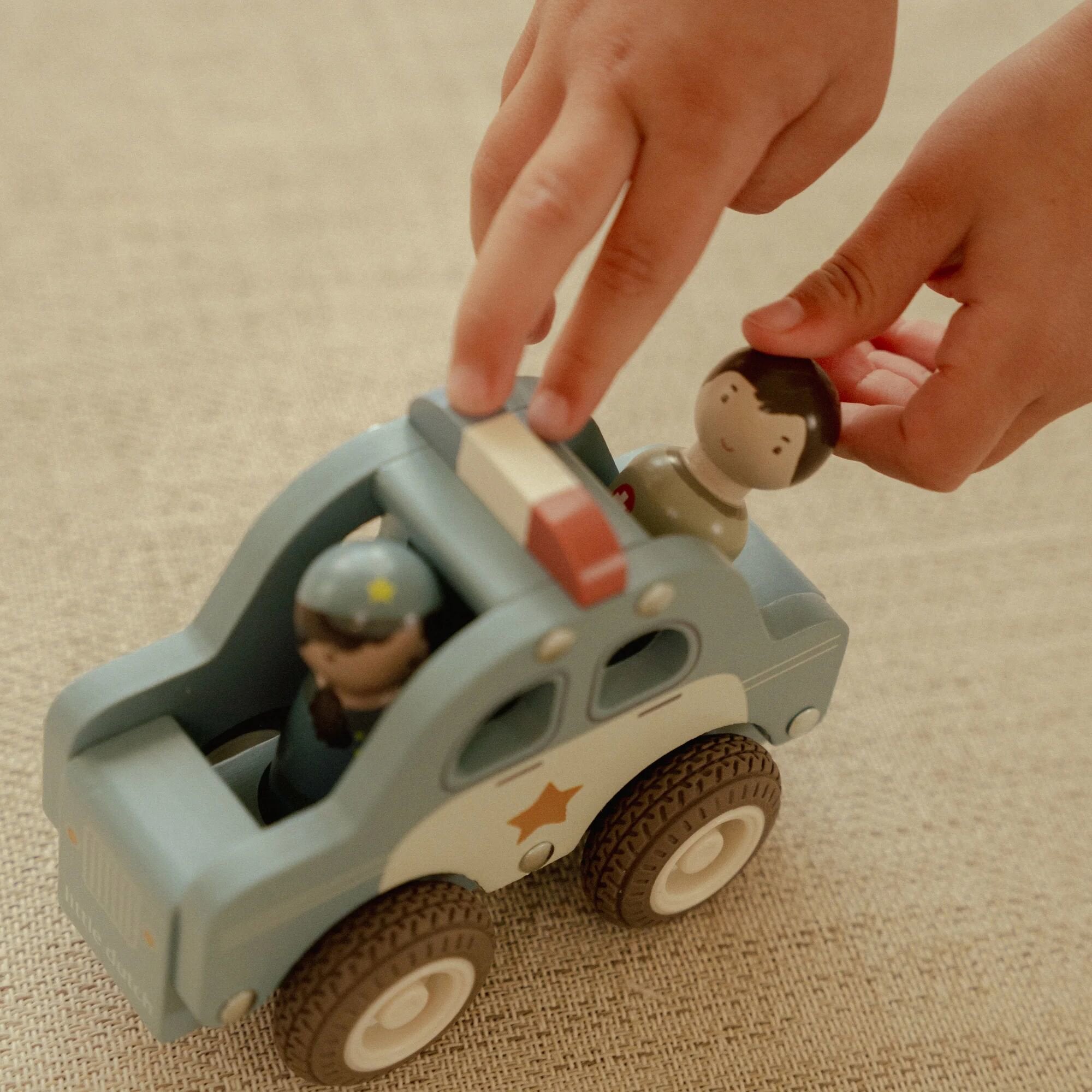 politiewagen-met-pegdoll-fsc