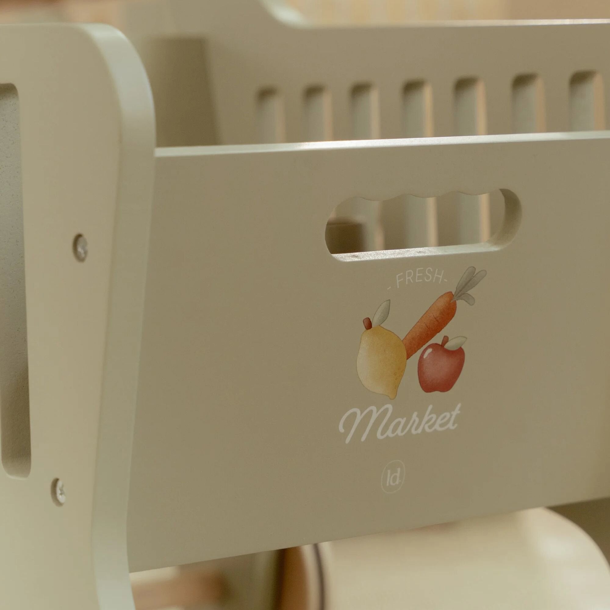 houten-winkelwagen-met-boodschappen-en-clip