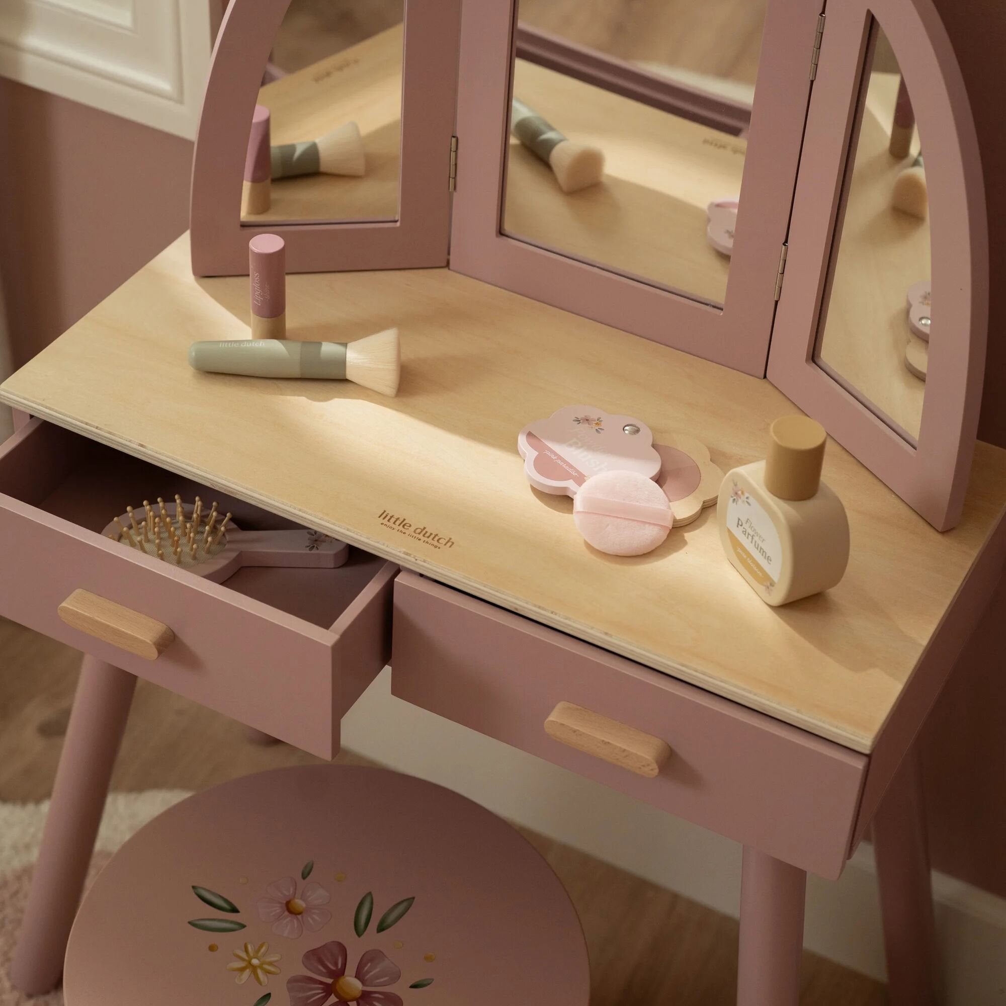 roze-houten-kaptafel-met-lades-en-krukje