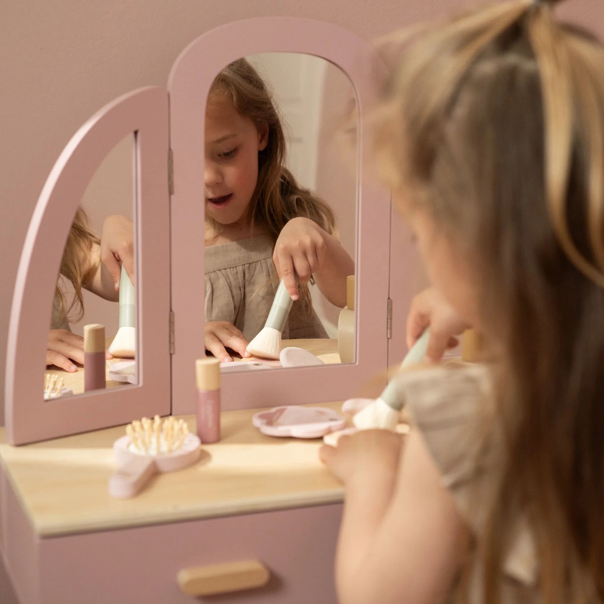roze-houten-kaptafel-met-lades-en-krukje
