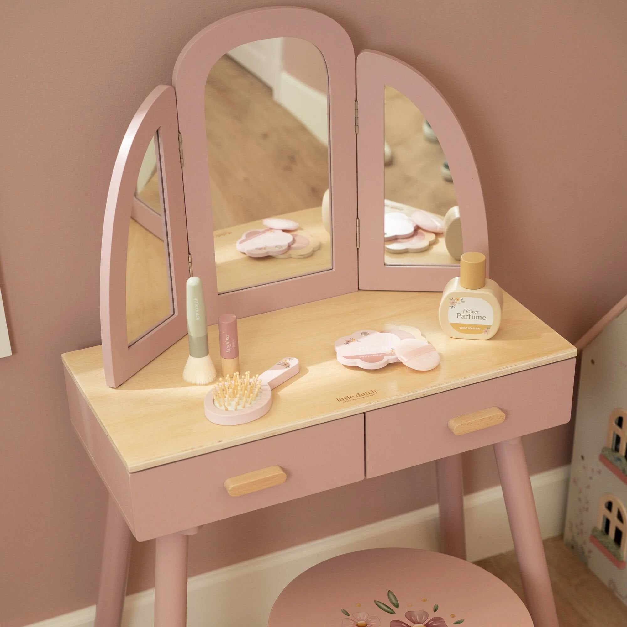 roze-houten-kaptafel-met-lades-en-krukje