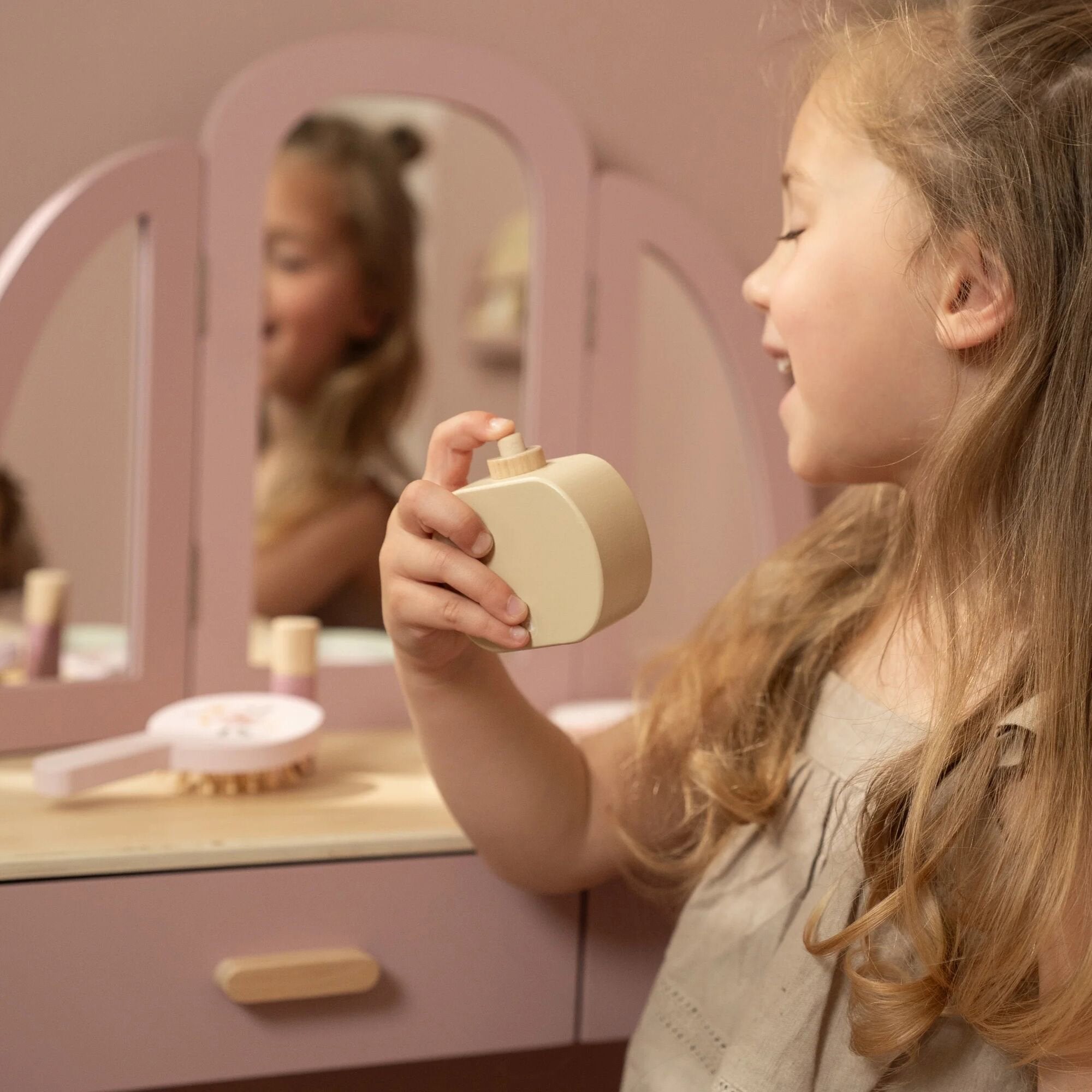 roze-houten-kaptafel-met-lades-en-krukje