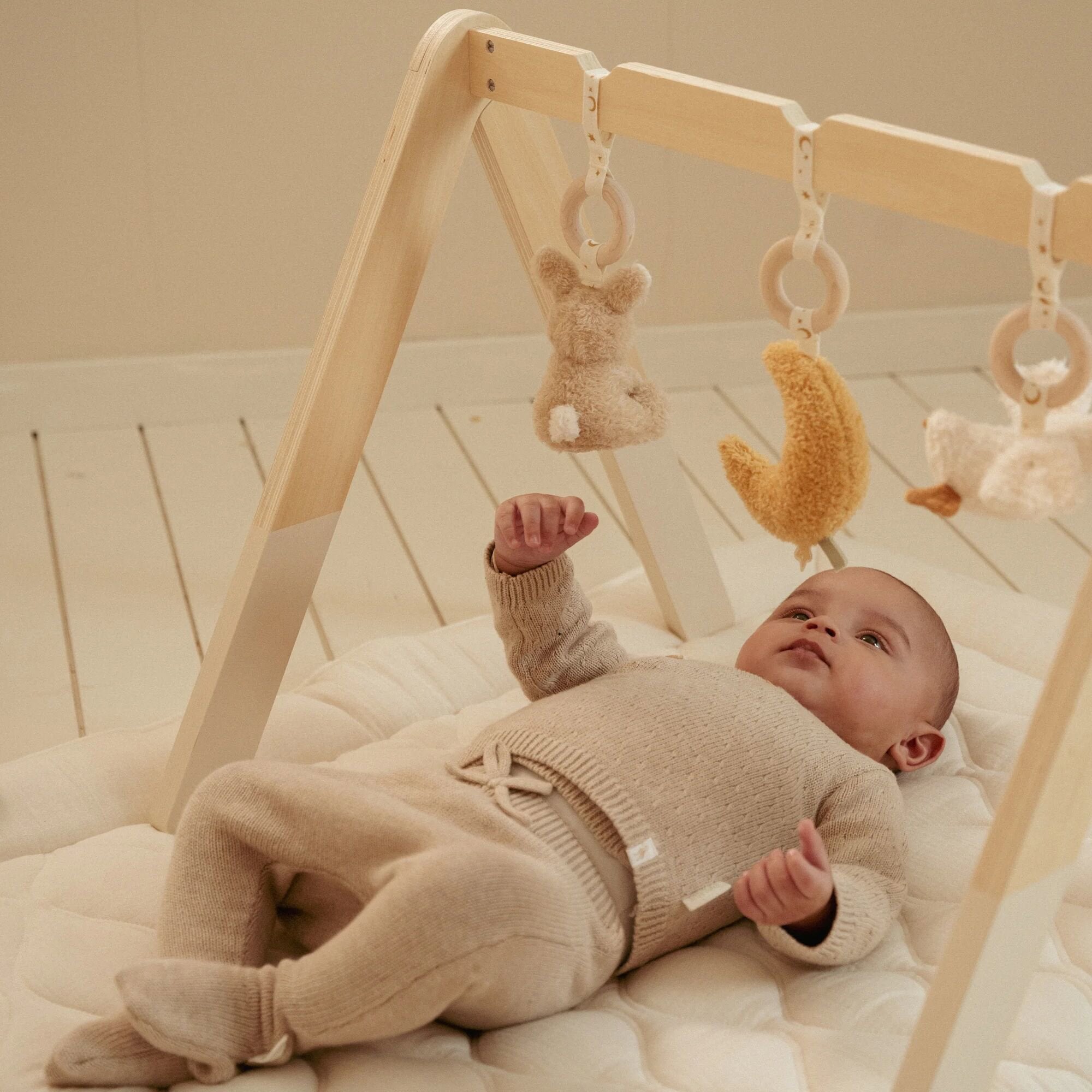 broek-met-voetjes-beige-newborn-naturals