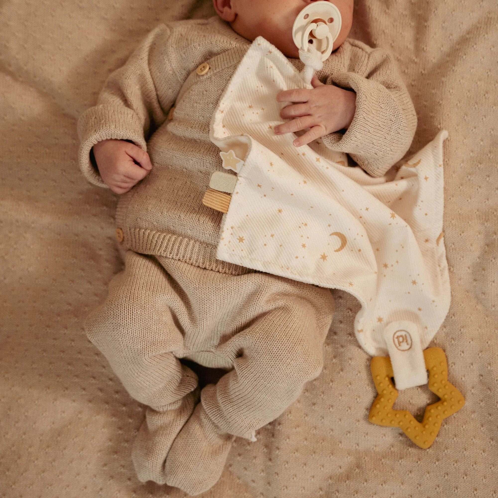 broek-met-voetjes-beige-newborn-naturals
