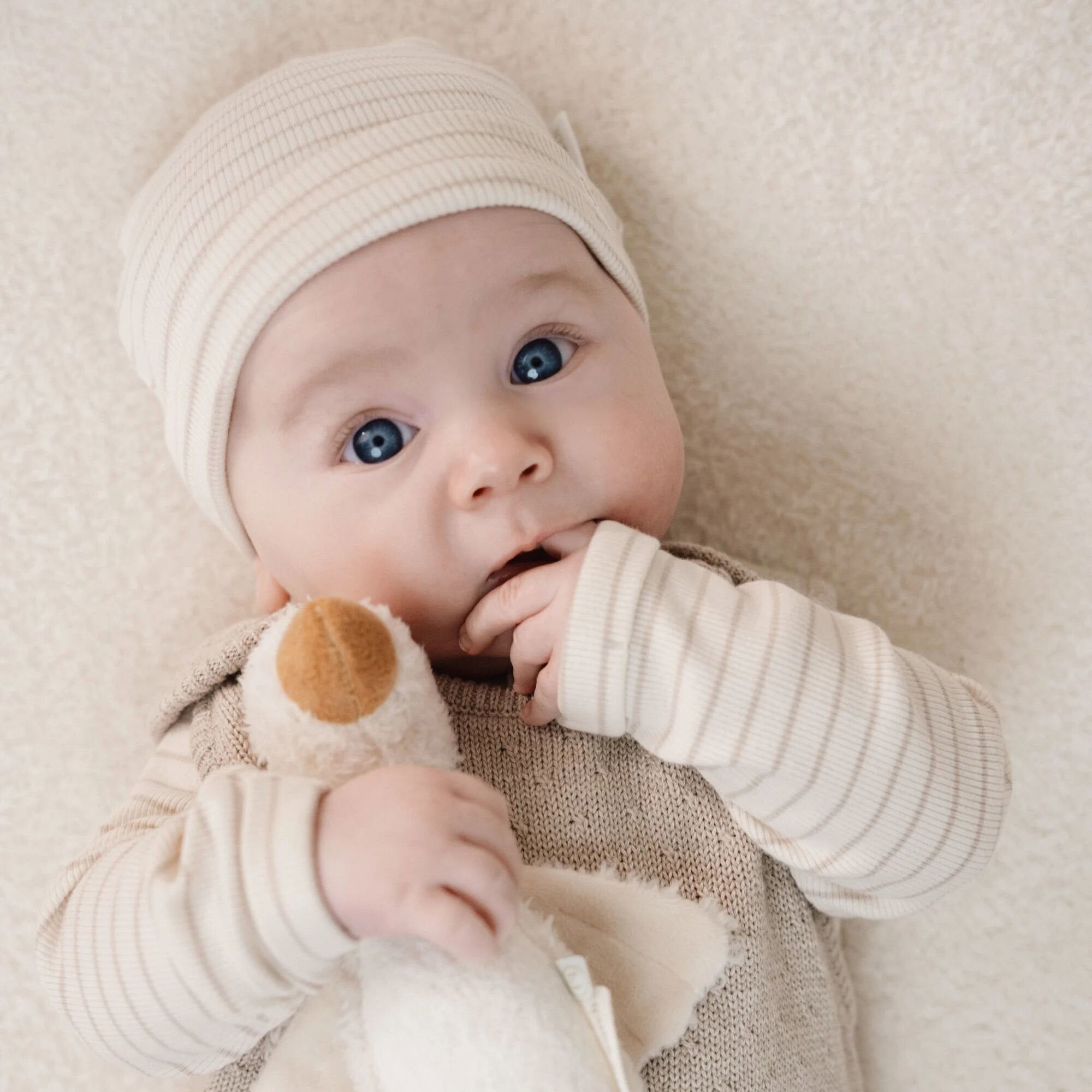 babymutsje-beige-newborn-naturals-stripe