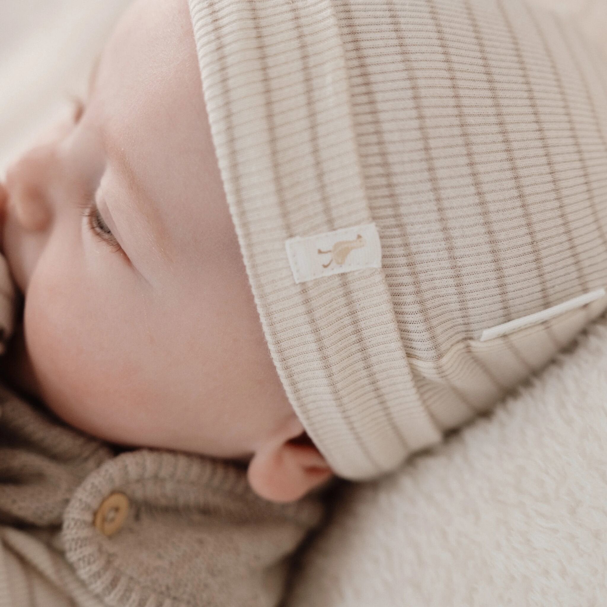 babymutsje-beige-newborn-naturals-stripe