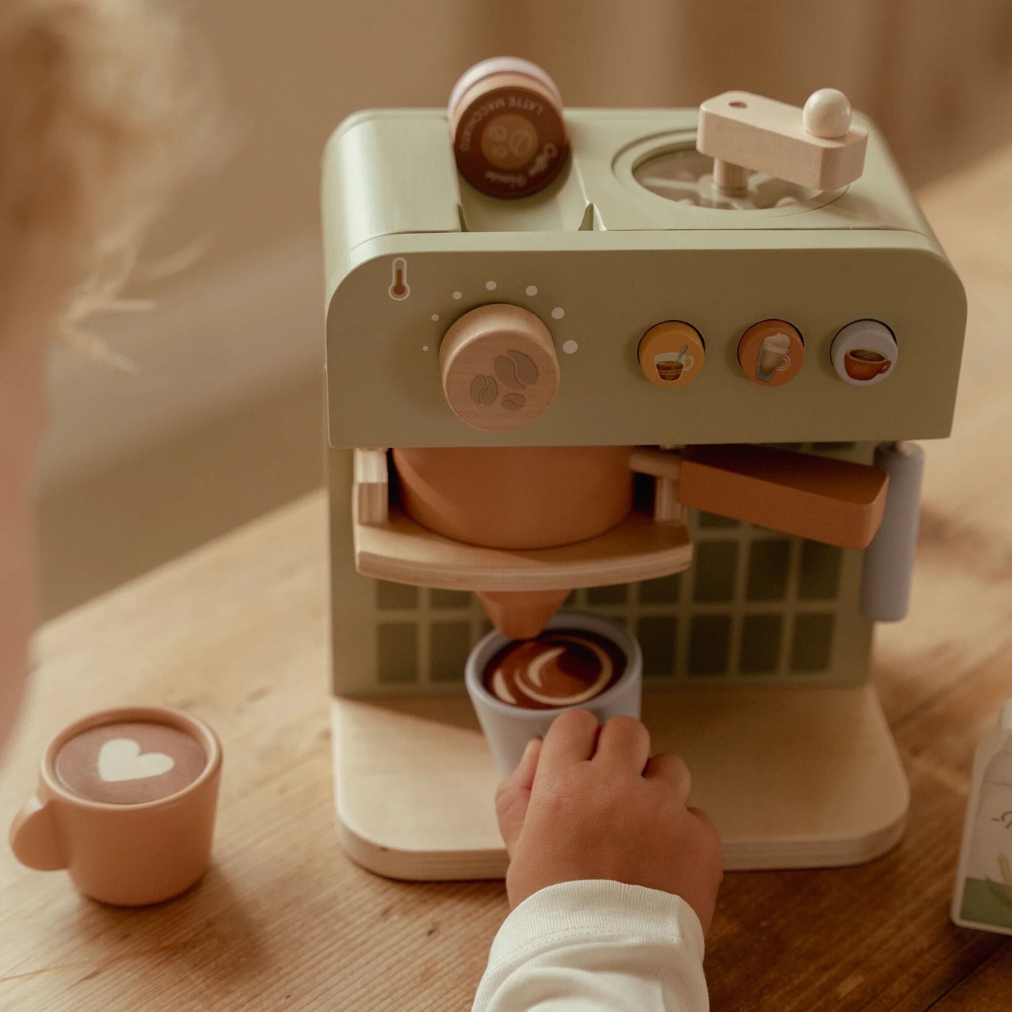 houten-koffiezetapparaat-met-capsules-en-accessoires