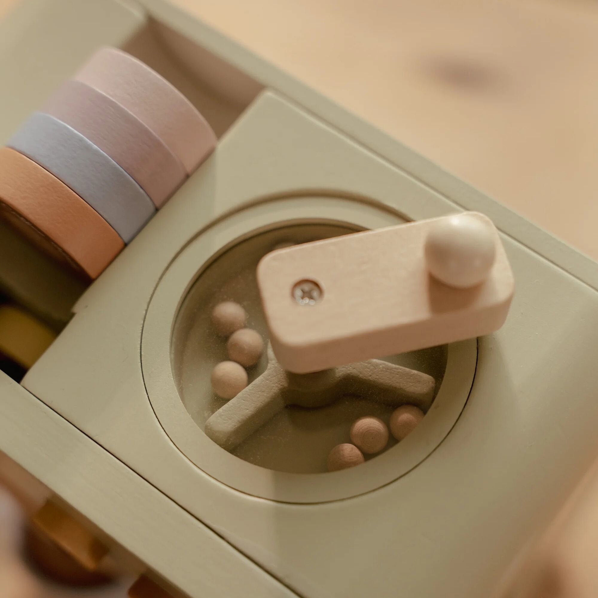 houten-koffiezetapparaat-met-capsules-en-accessoires