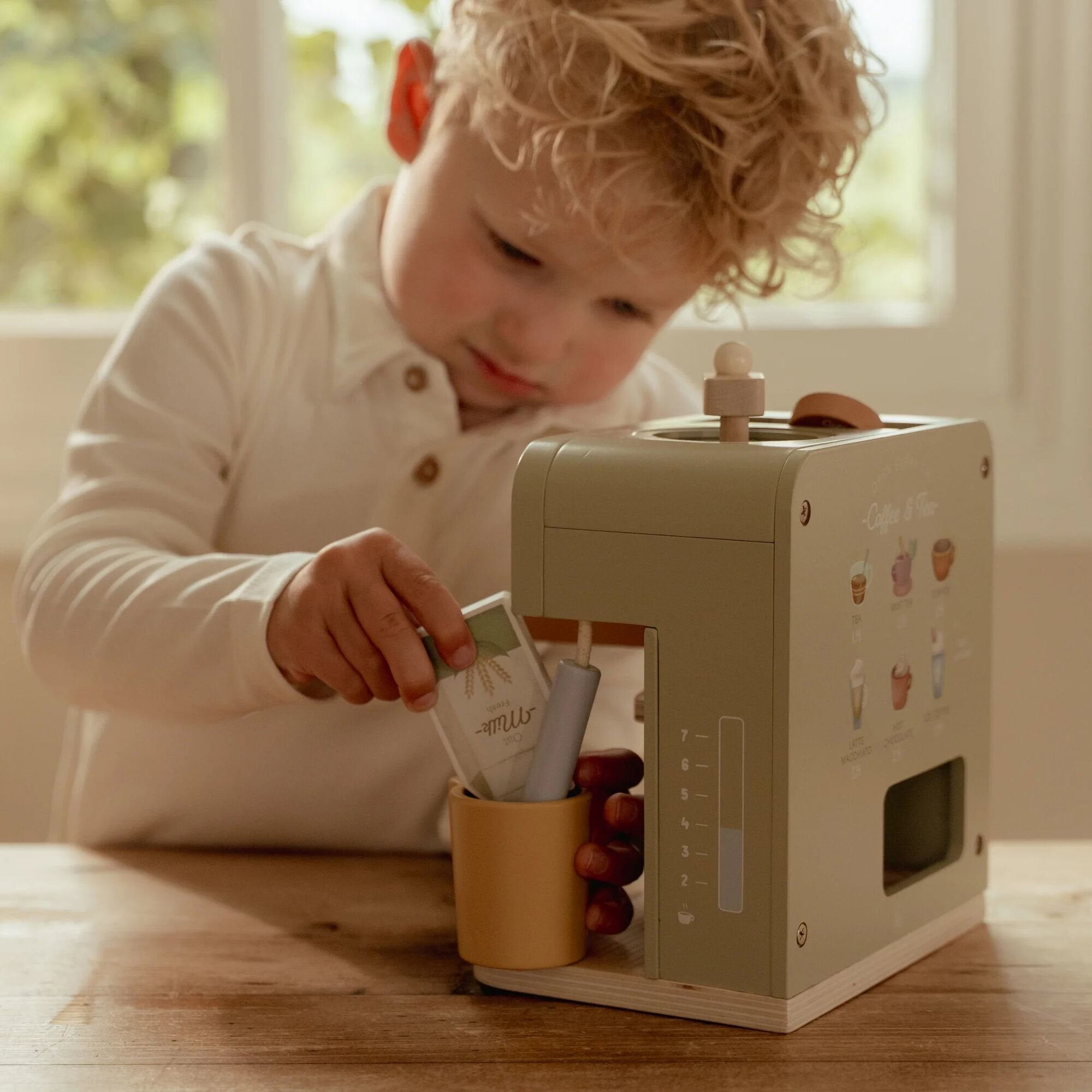 houten-koffiezetapparaat-met-capsules-en-accessoires