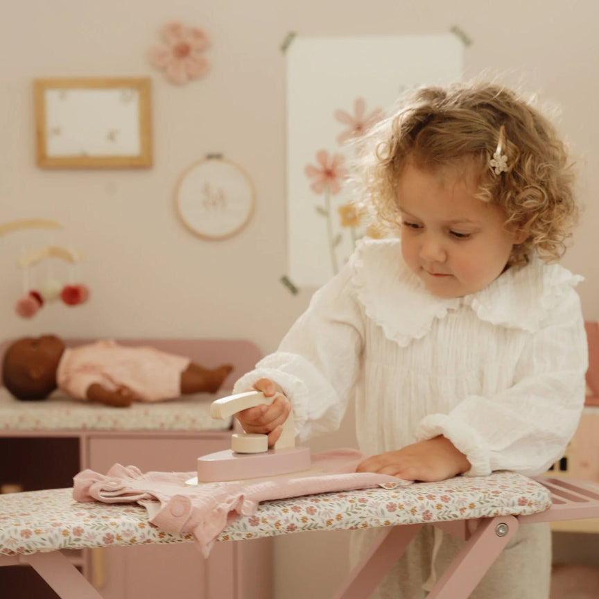 houten-strijkplank-met-strijkijzer