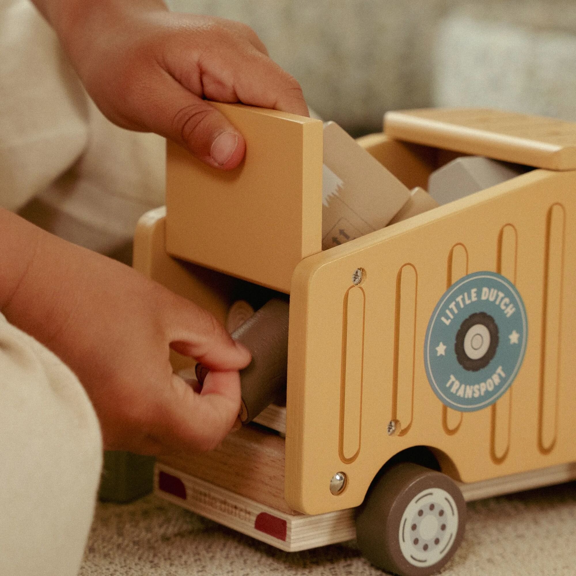 vuilniswagen-met-pegdolls-fsc
