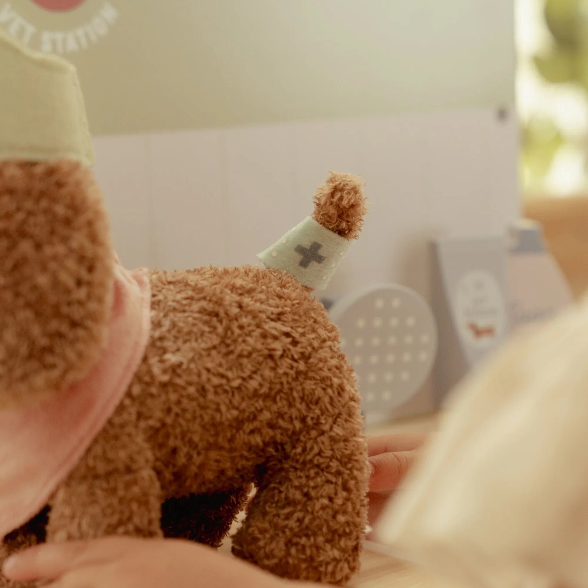 knuffelhond-in-bloementas-met-accessoires