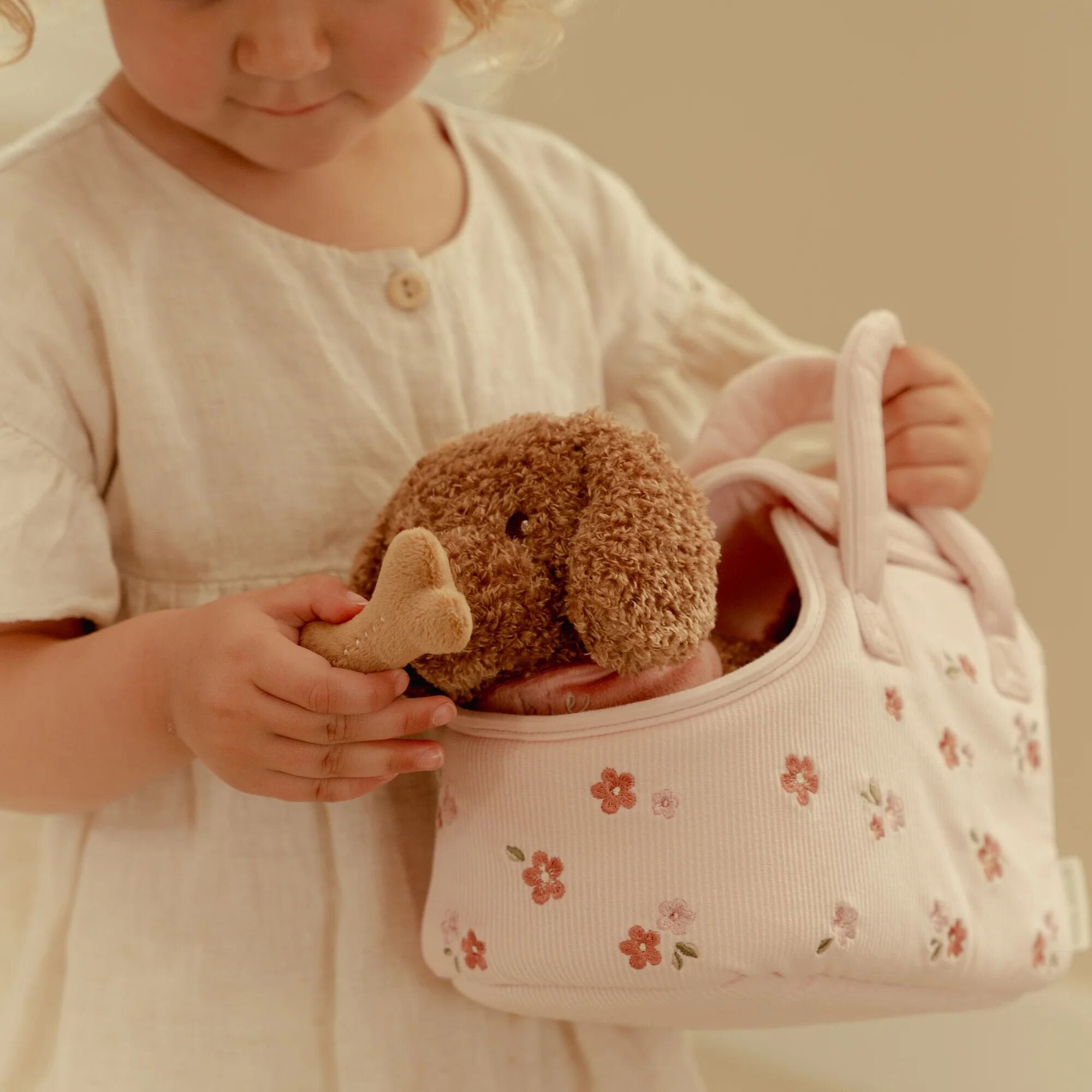 knuffelhond-in-bloementas-met-accessoires
