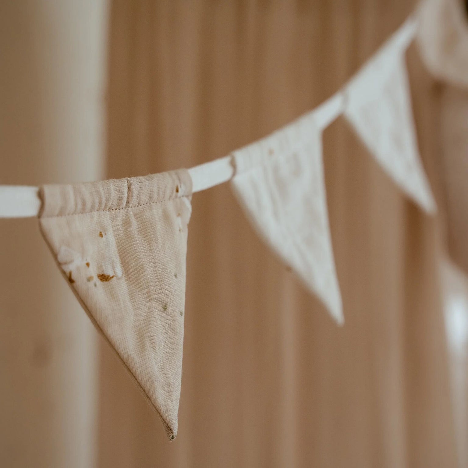 slinger-met-vlaggetjes-beige-newborn-naturals-little-goose