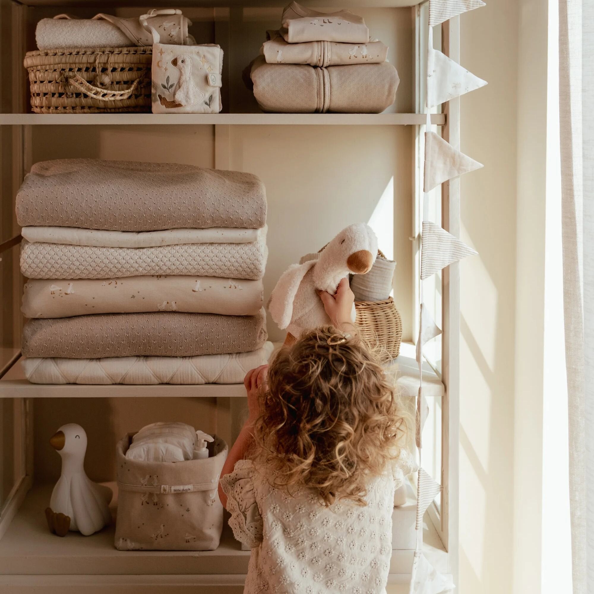 slinger-met-vlaggetjes-beige-newborn-naturals-little-goose