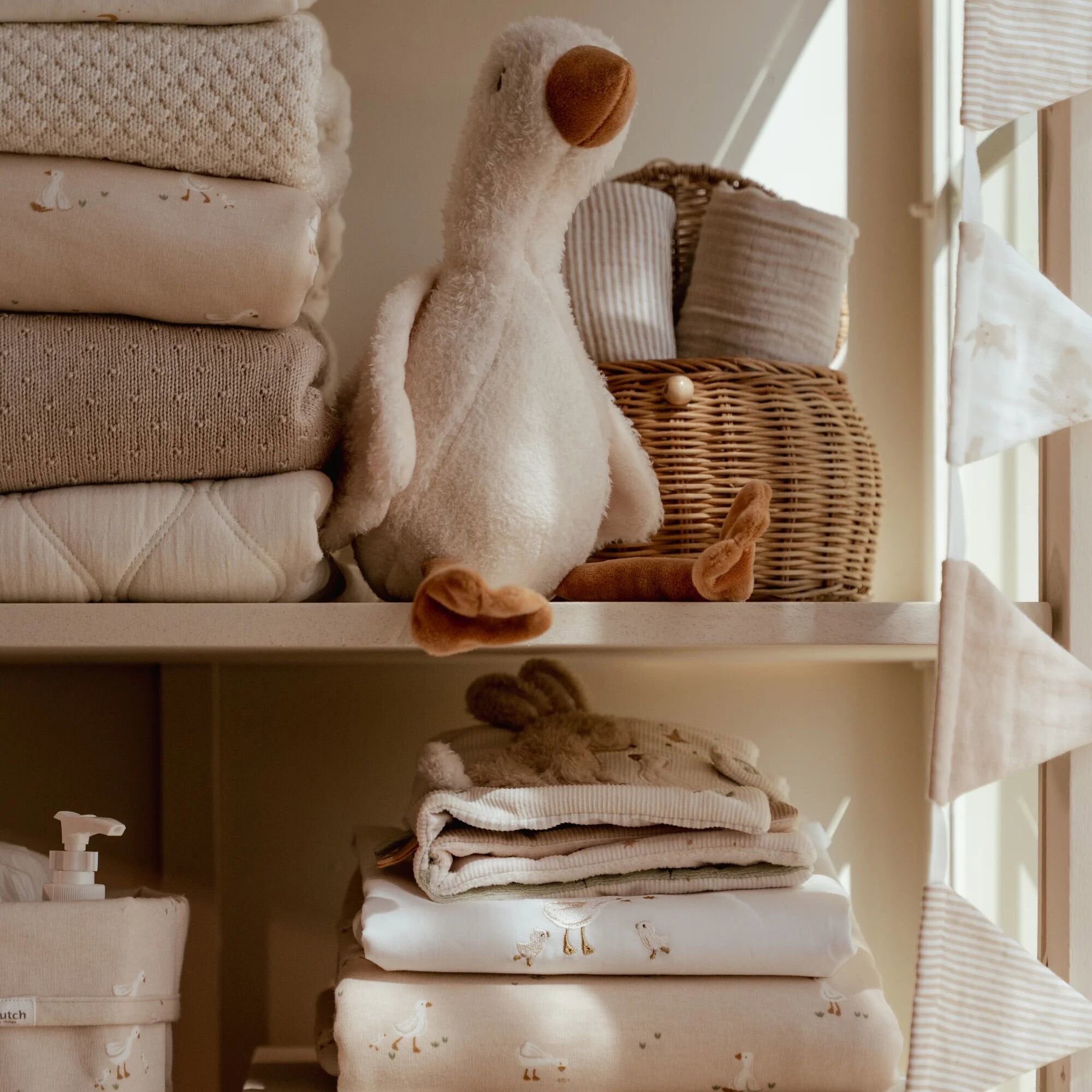 slinger-met-vlaggetjes-beige-newborn-naturals-little-goose