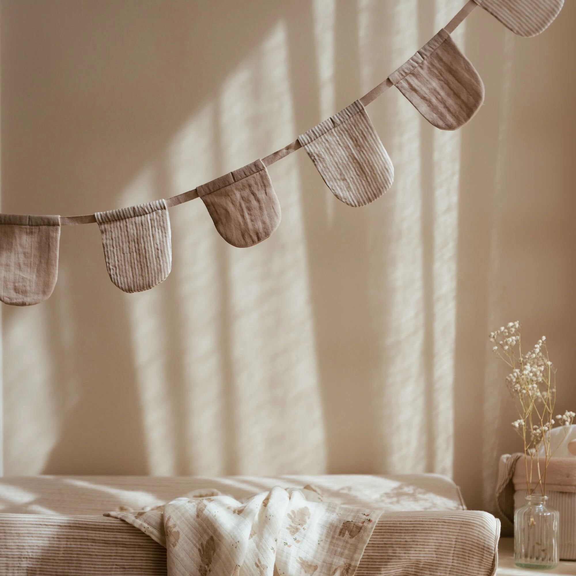 slinger-met-vlaggetjes-beige-essentials