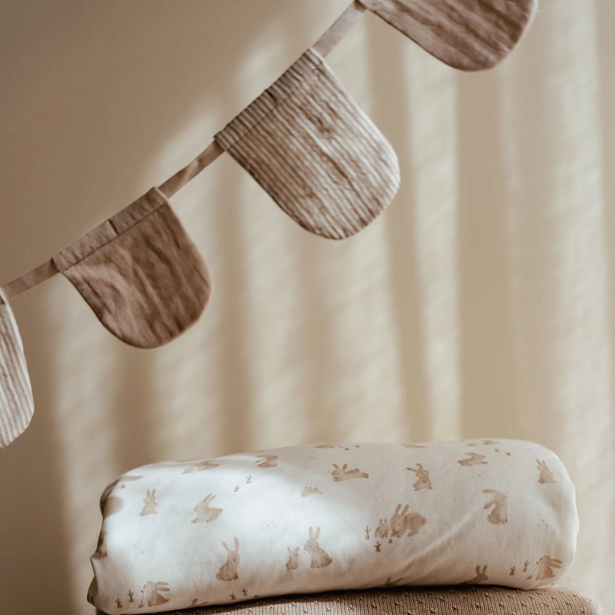 slinger-met-vlaggetjes-beige-essentials