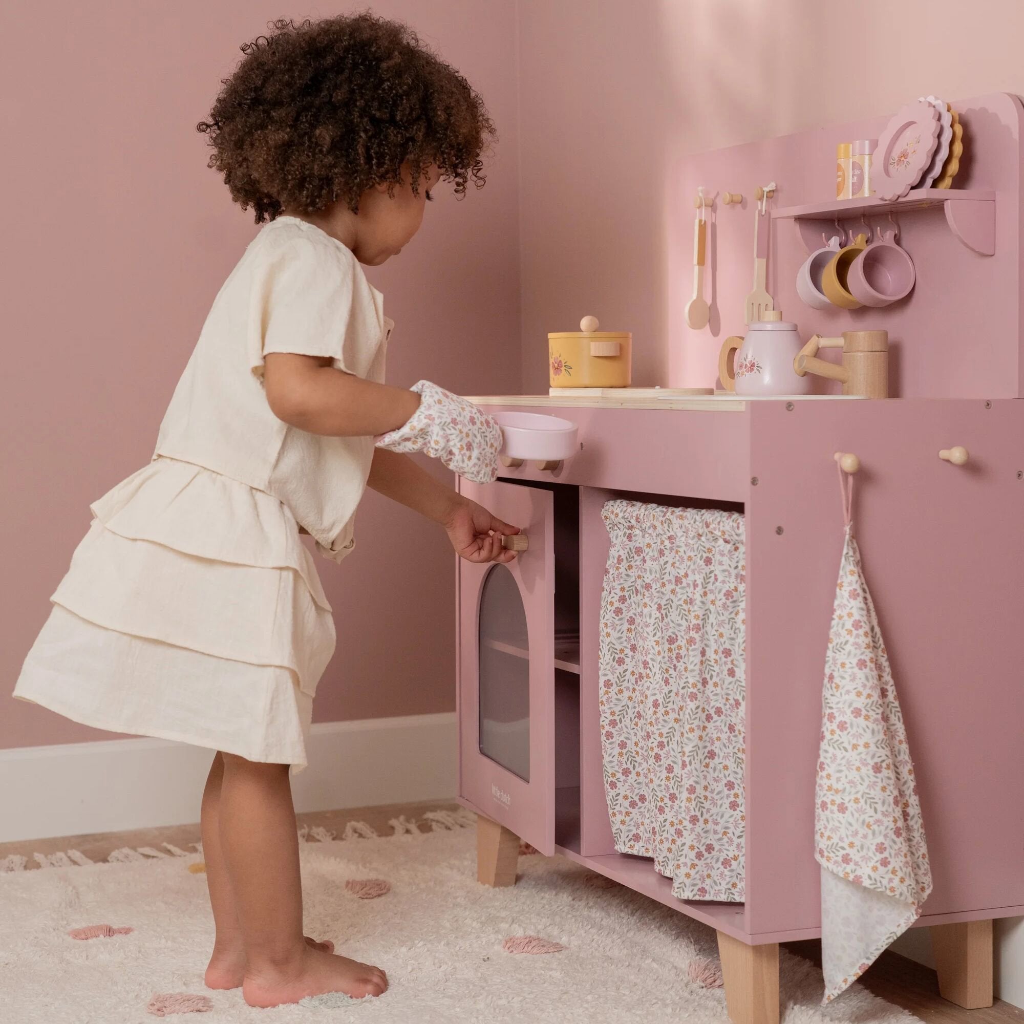 houten-roze-speelkeuken-met-accessoires