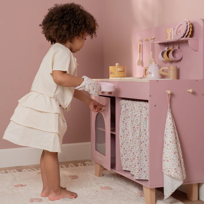 houten-roze-speelkeuken-met-accessoires