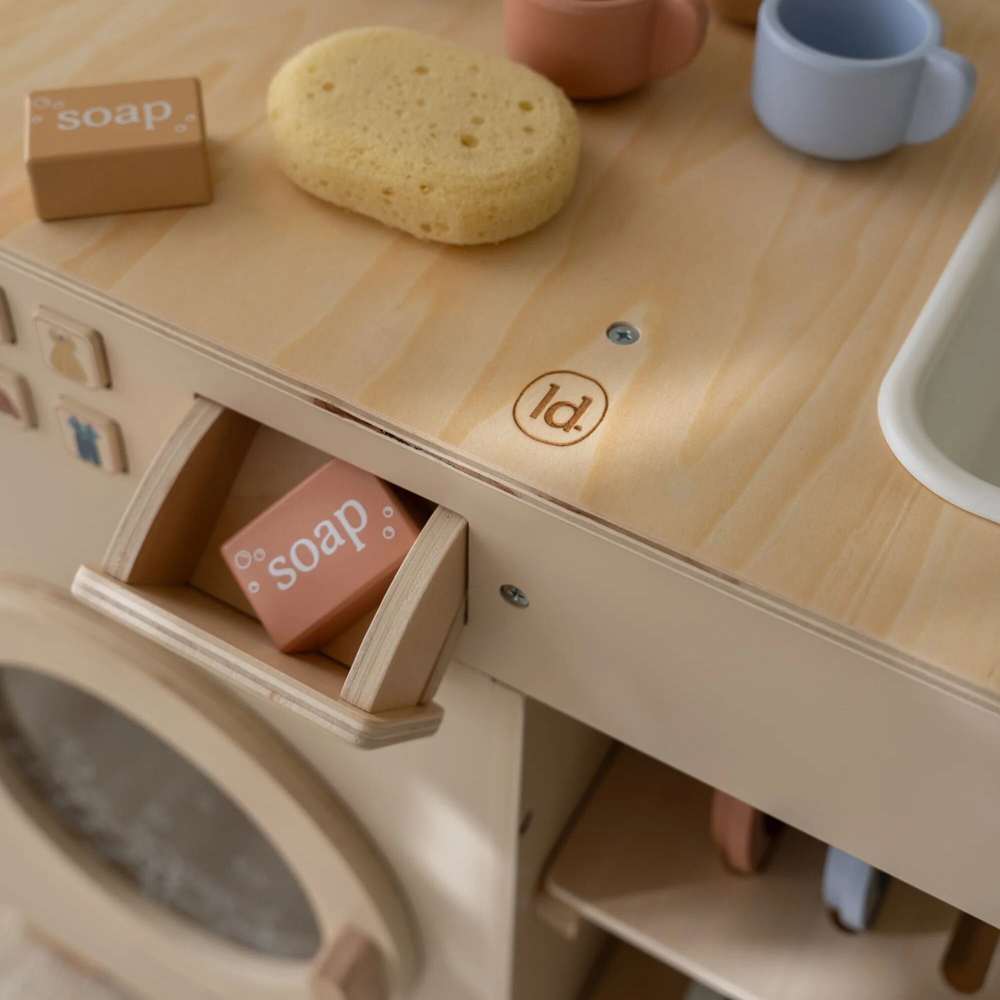 houten-wasmachine-met-accessoires