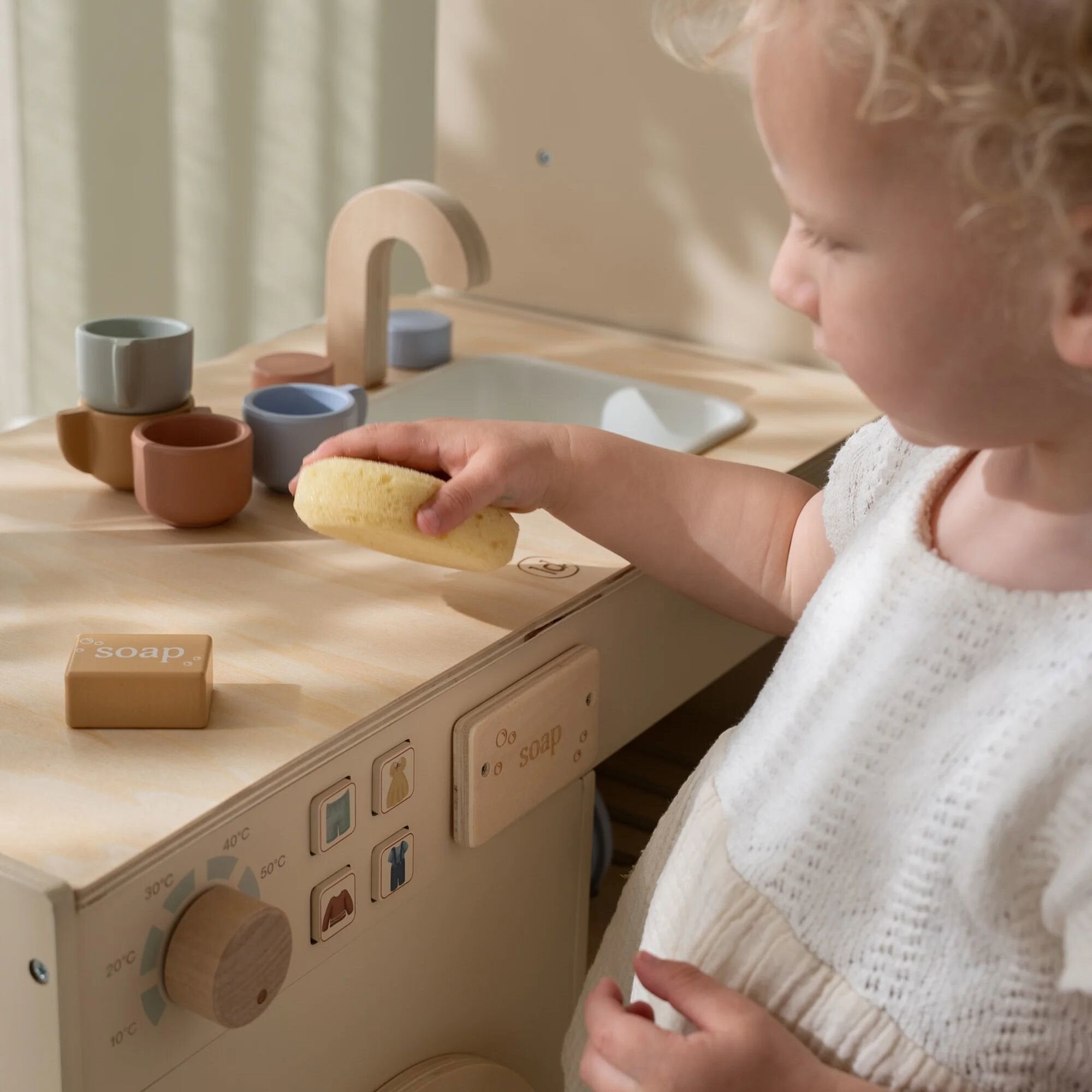 houten-wasmachine-met-accessoires
