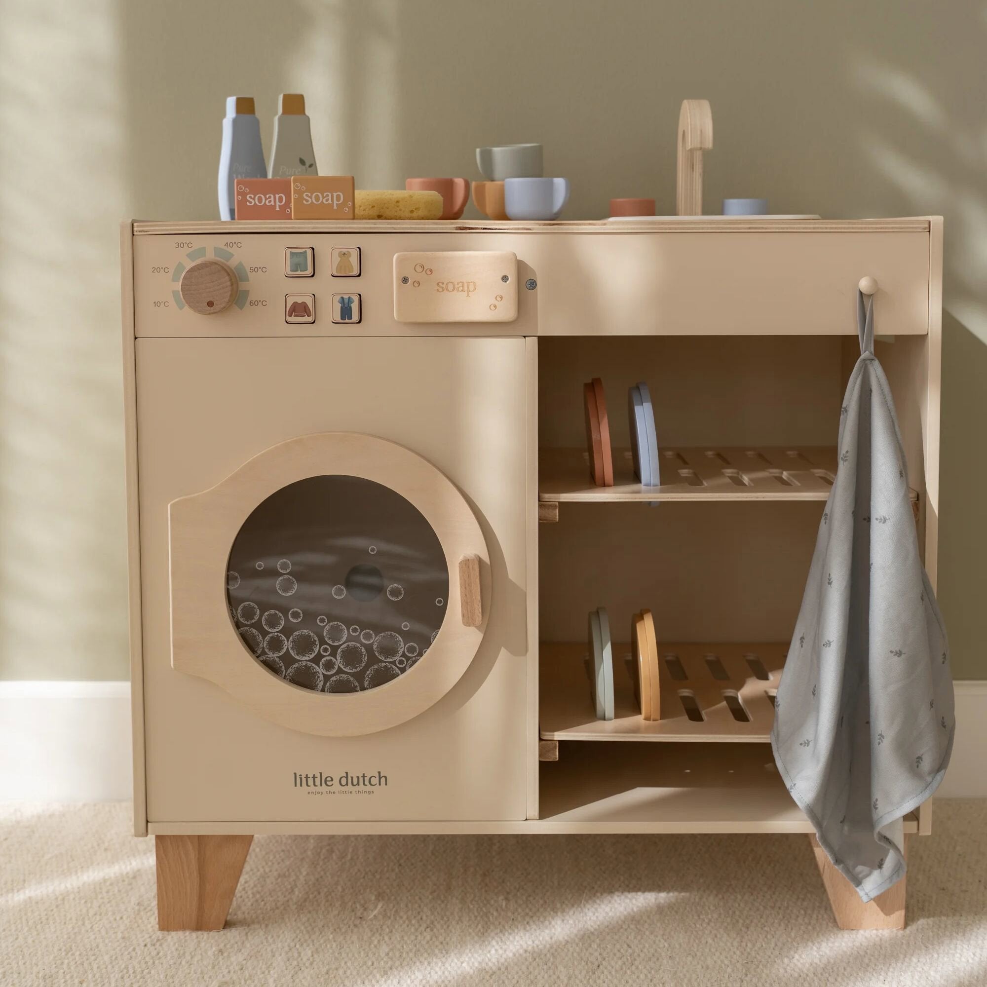 houten-wasmachine-met-accessoires