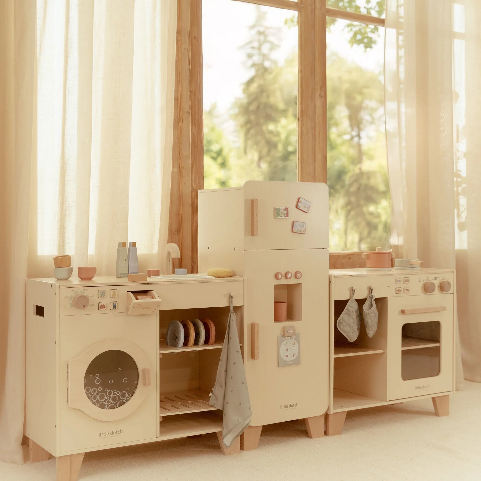 houten-kookstation-met-oven-en-fornuis
