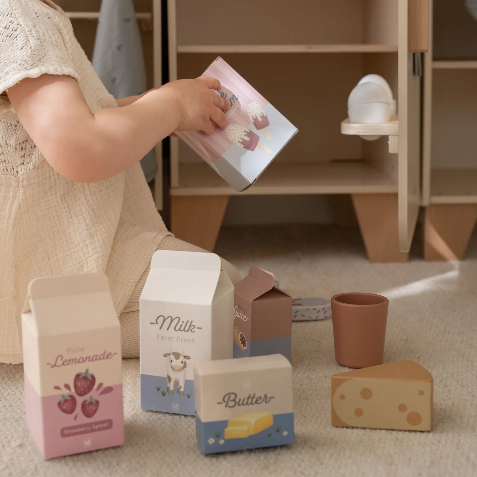 houten-koelkast-met-ijsblokjesmaker-en-ingredienten