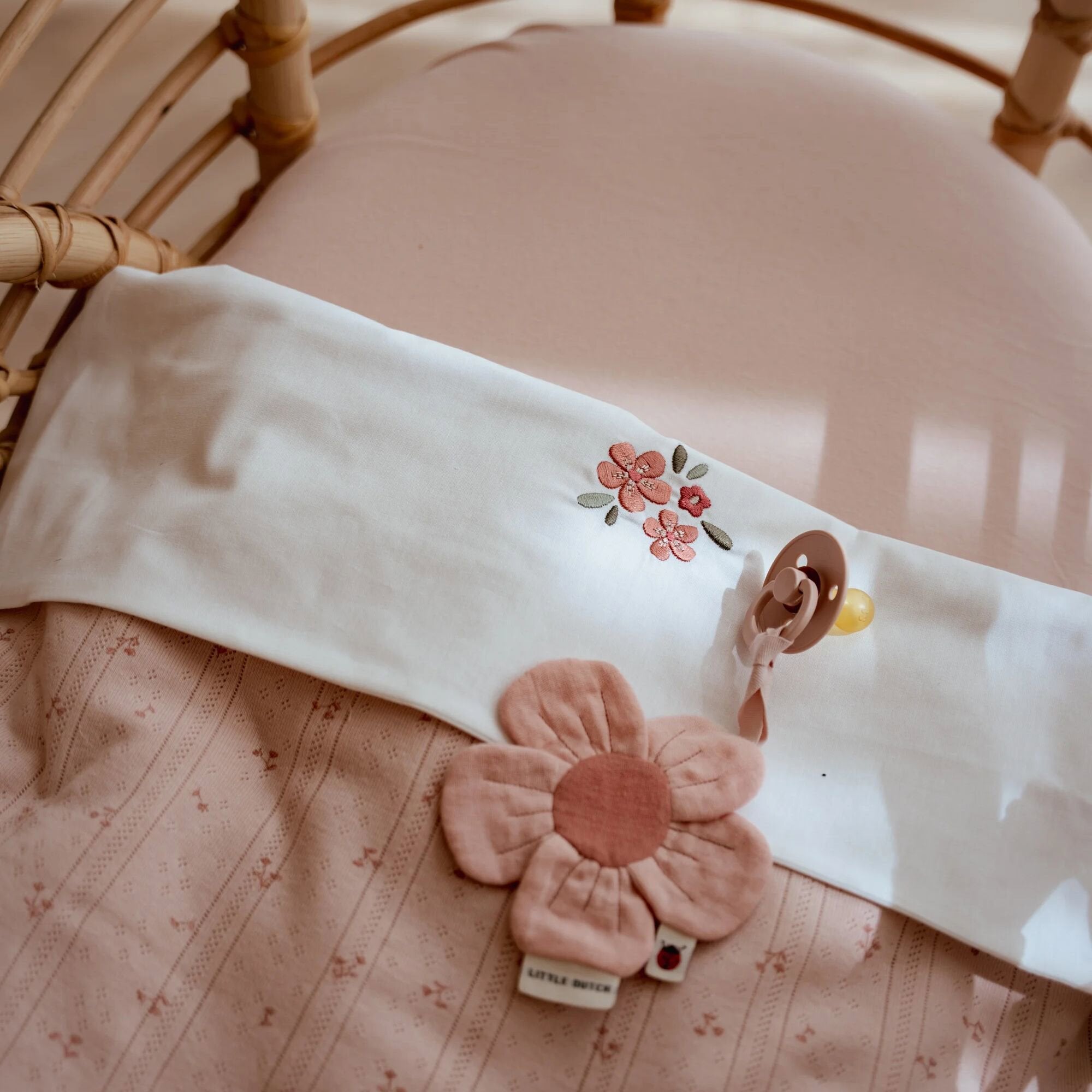 wieg-hoeslaken-roze-essentials