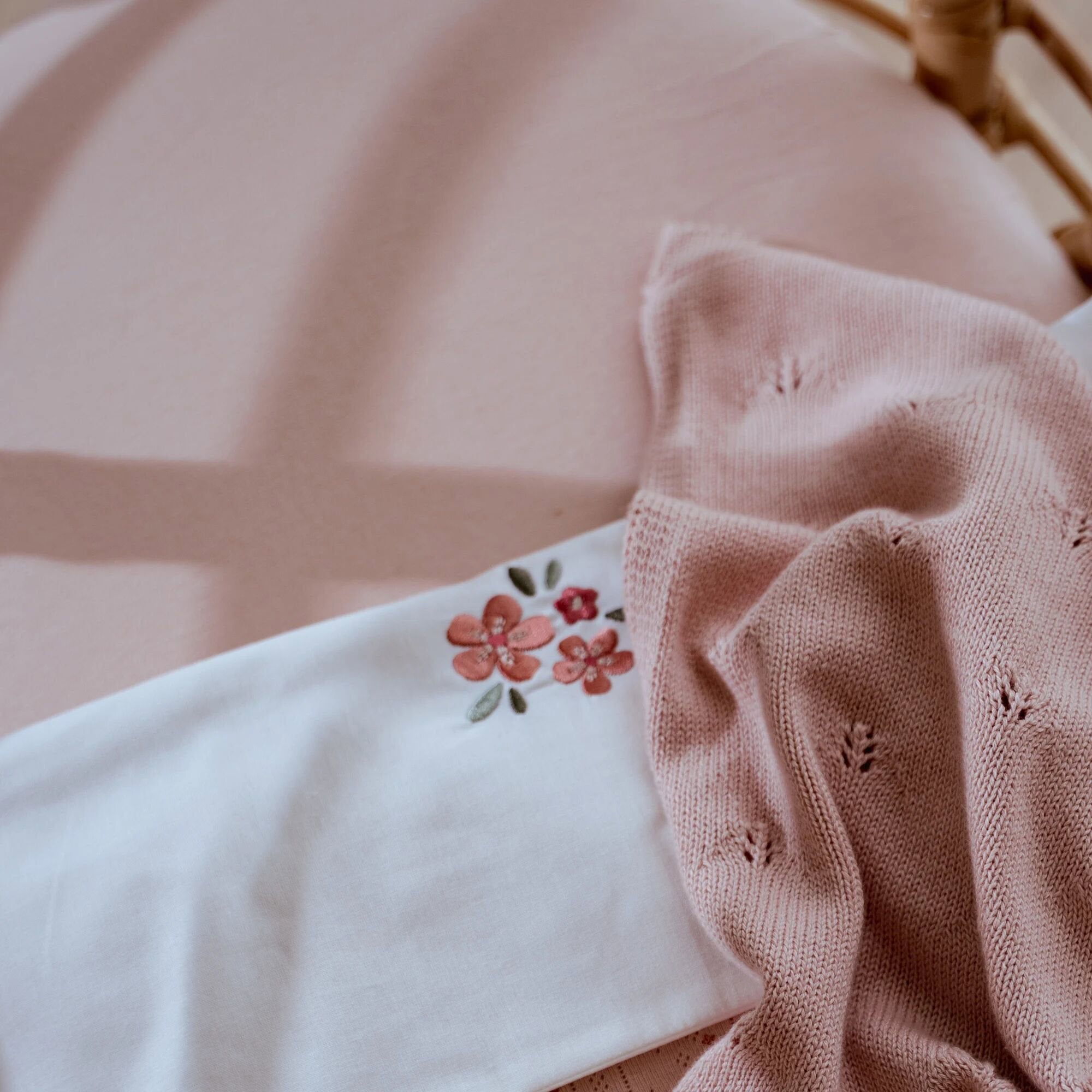 wieg-hoeslaken-roze-essentials