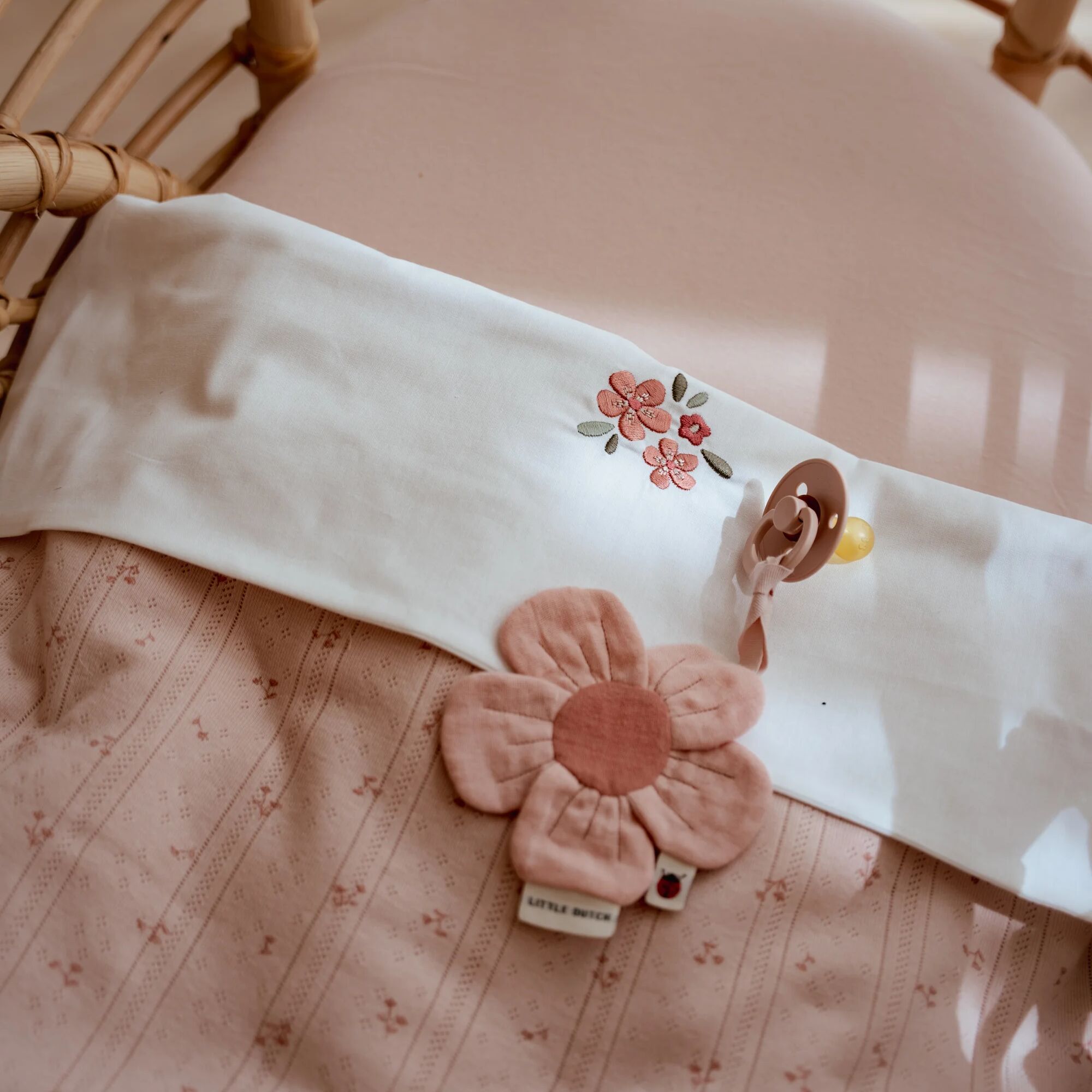 wiegdeken-roze-essentials
