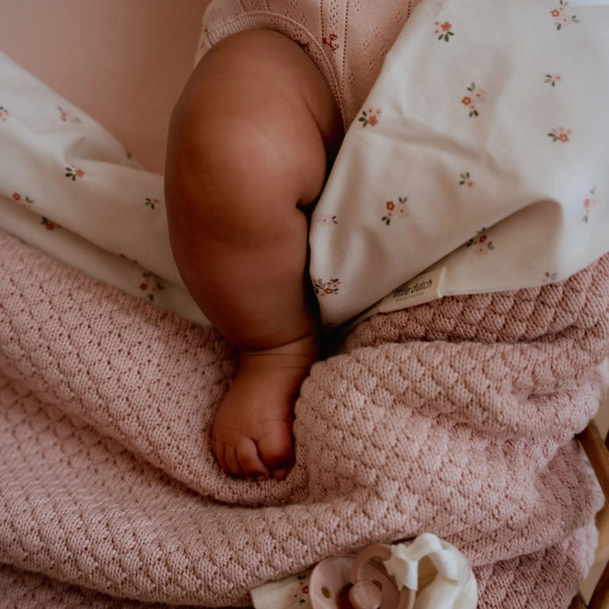 gebreid-wiegdeken-fleece-roze-essentials