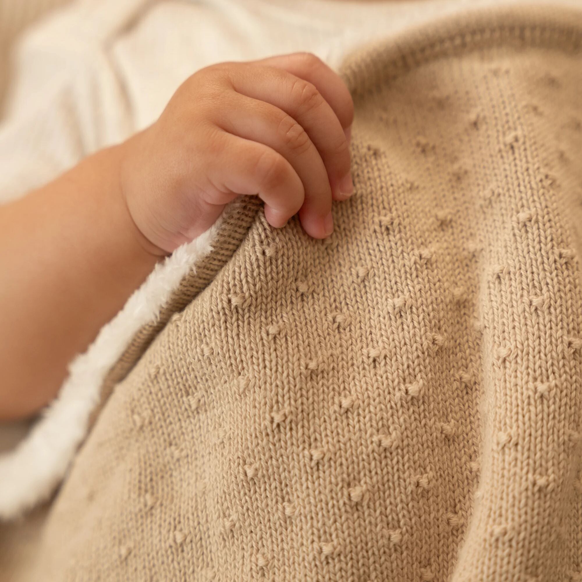 gebreid-ledikant-deken-fleece-beige-essentials