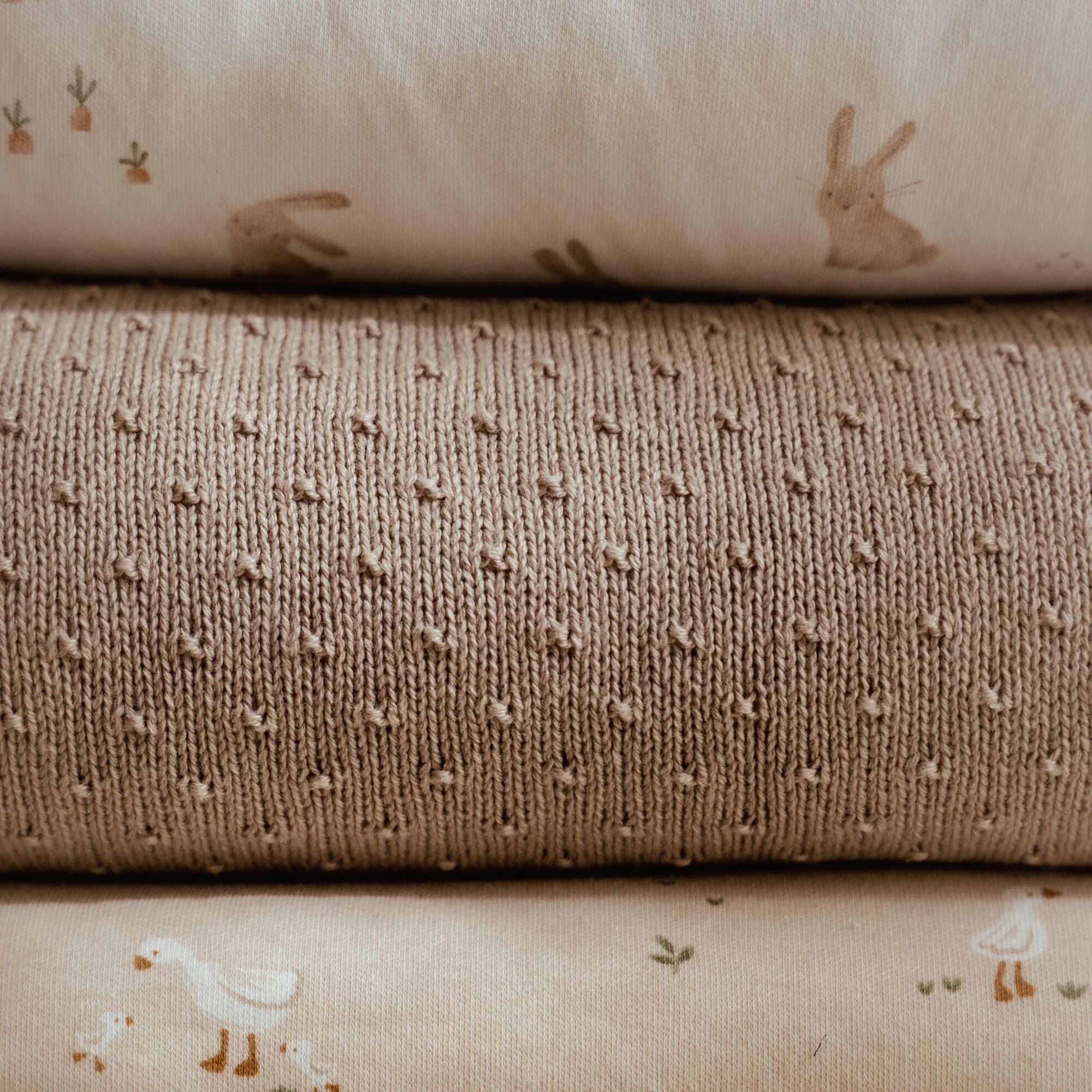 gebreid-ledikant-deken-fleece-beige-essentials