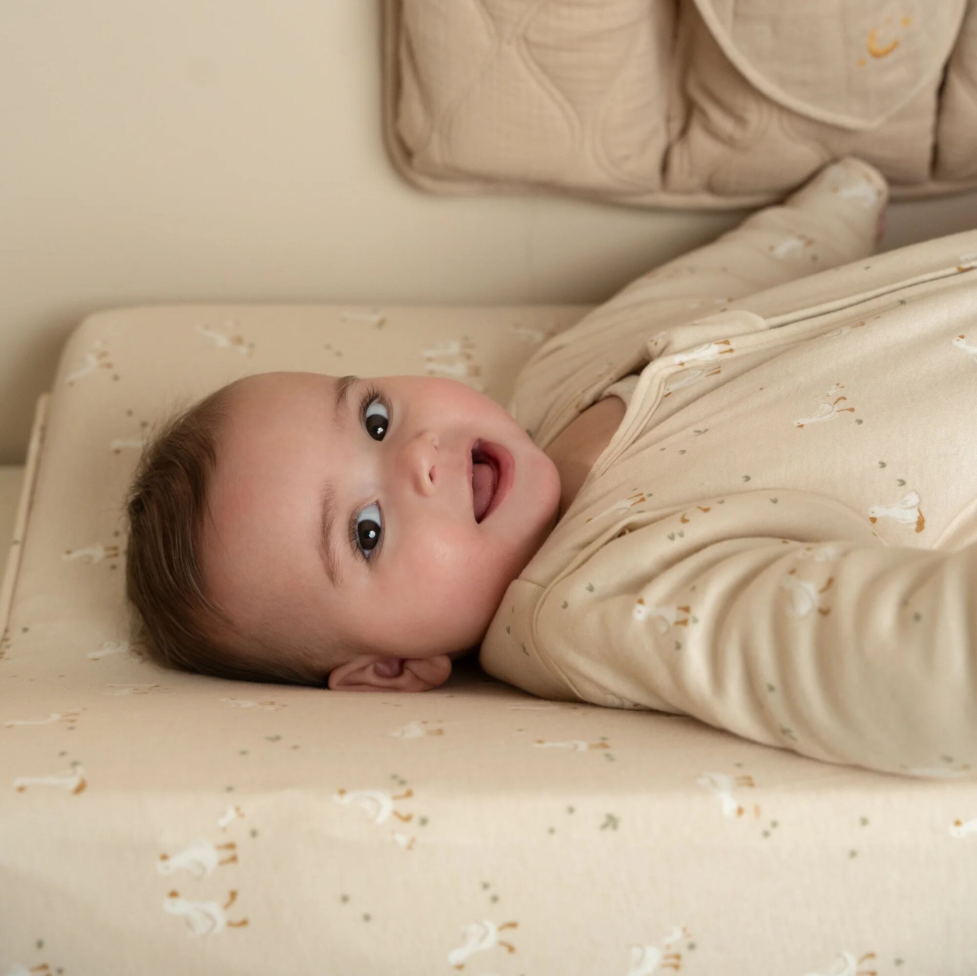 aankleedkussenhoes-beige-newborn-naturals-little-goose
