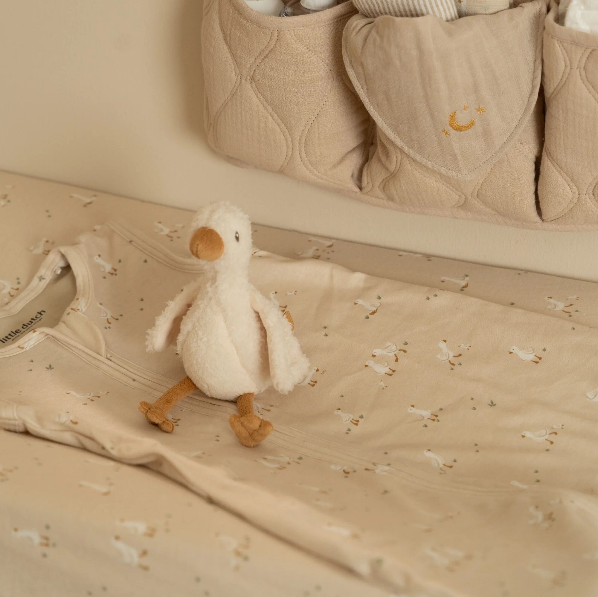 aankleedkussenhoes-beige-newborn-naturals-little-goose