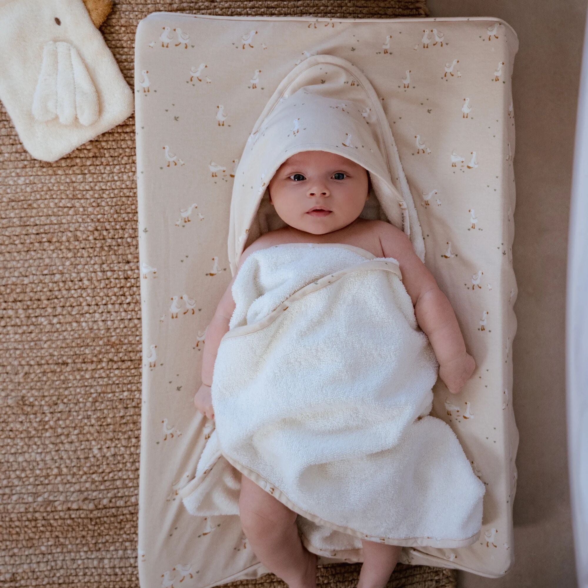 aankleedkussenhoes-beige-newborn-naturals-little-goose
