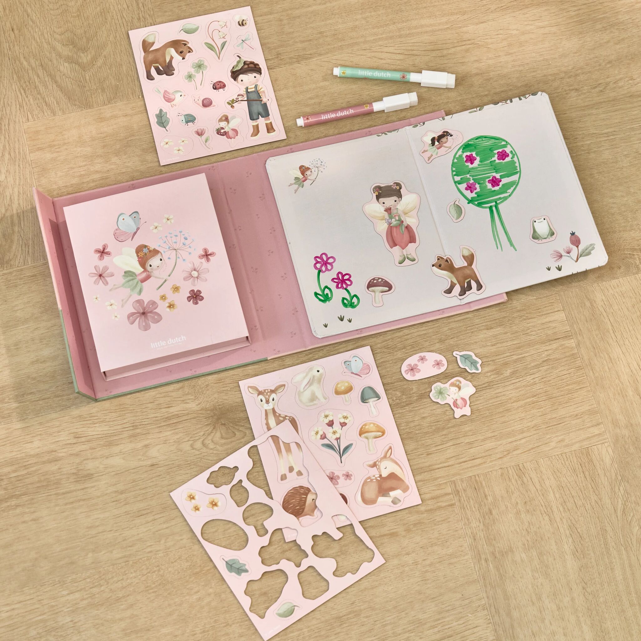 Magnetic activity book - Rosa 