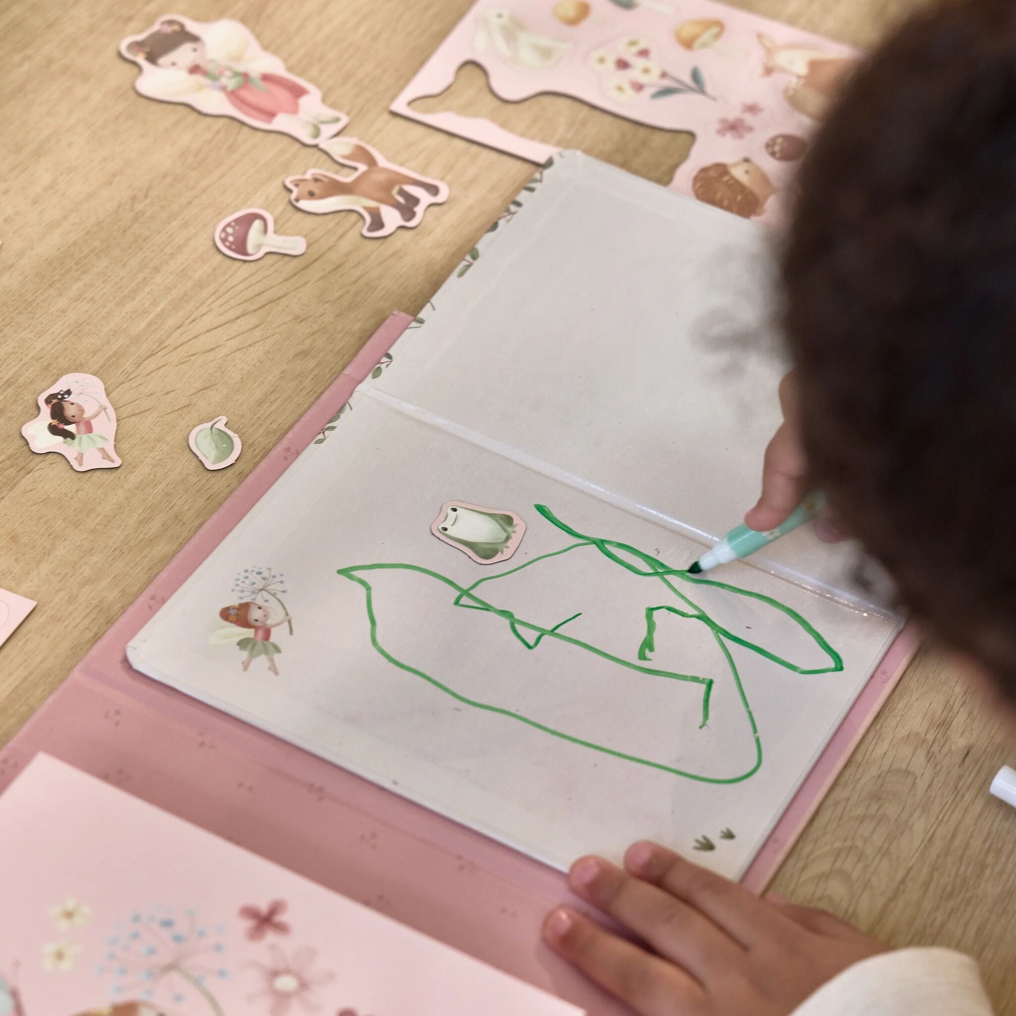 Magnetic activity book - Rosa 