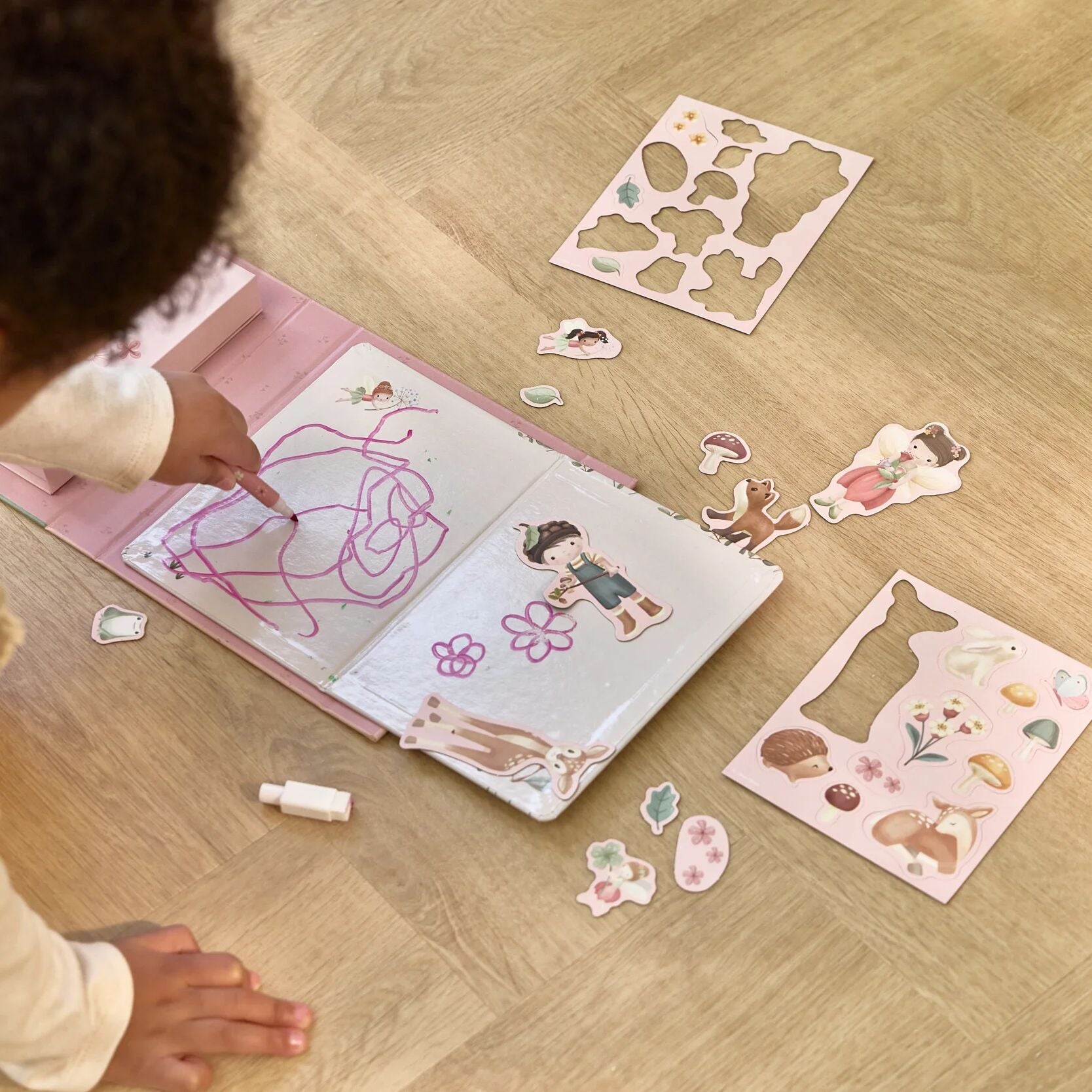 Magnetic activity book - Rosa 