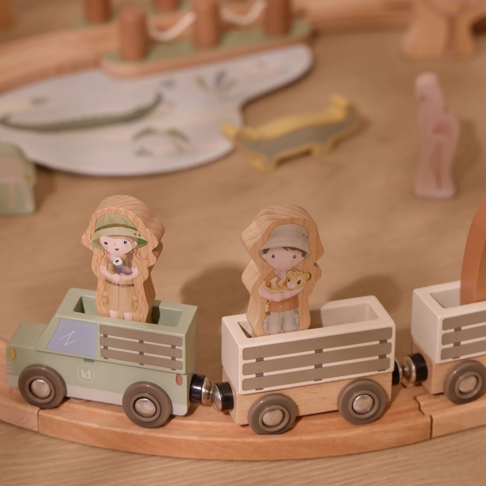 Holzbahngleis Safari Friends – Spielset mit Tieren und Rangern