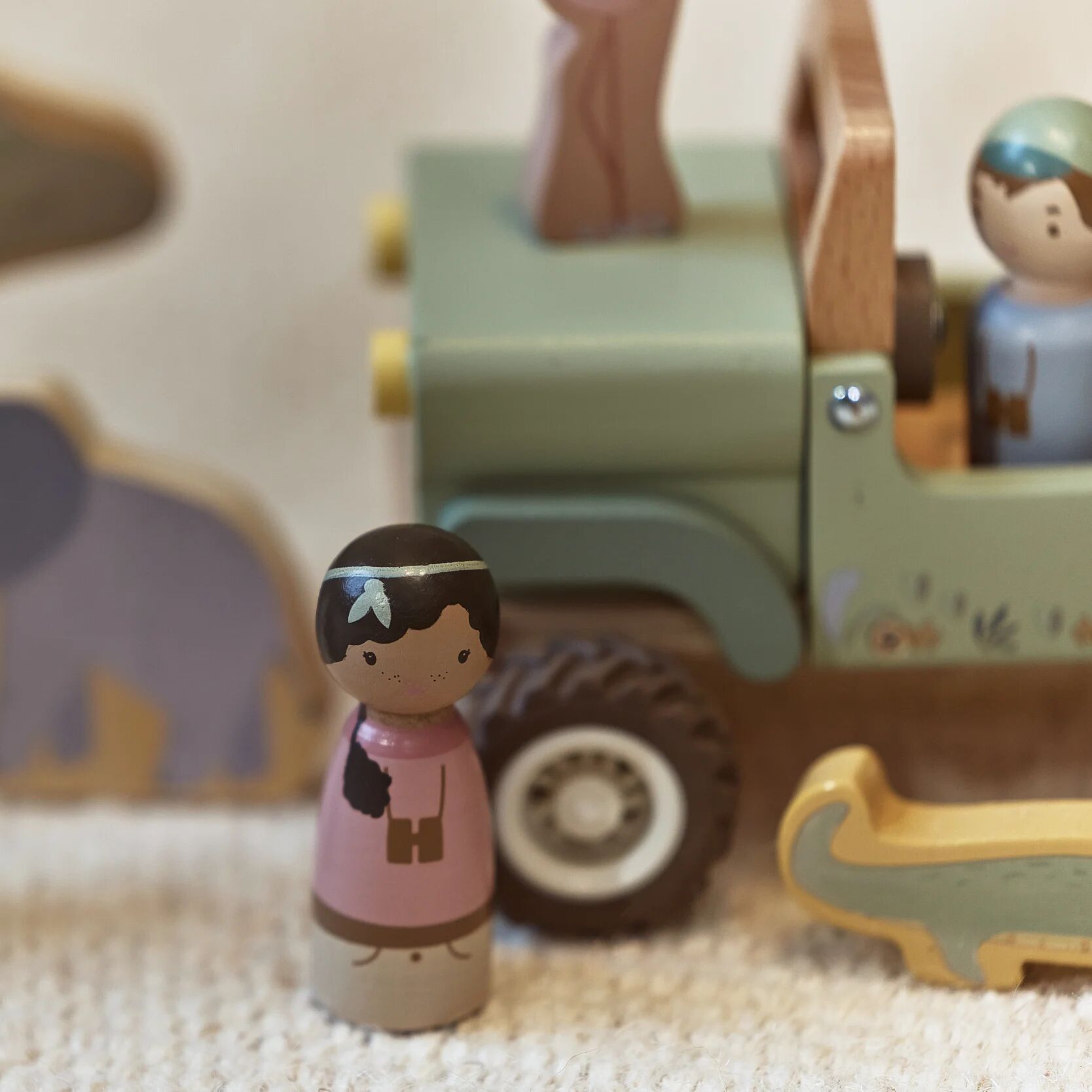Safariauto aus Holz mit Tieren - Grün