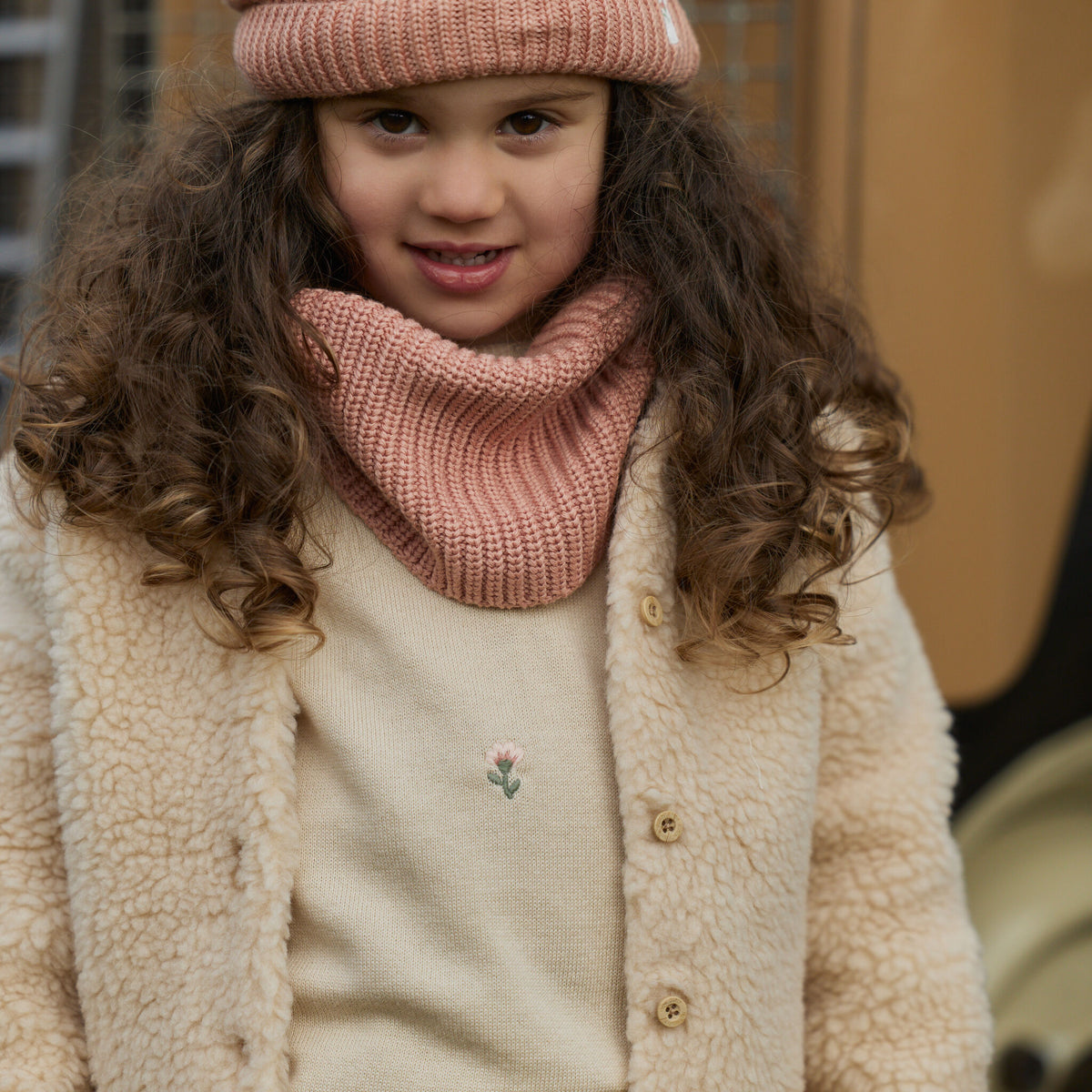 Gestrickter Pullover Beige mit Blumenstickerei